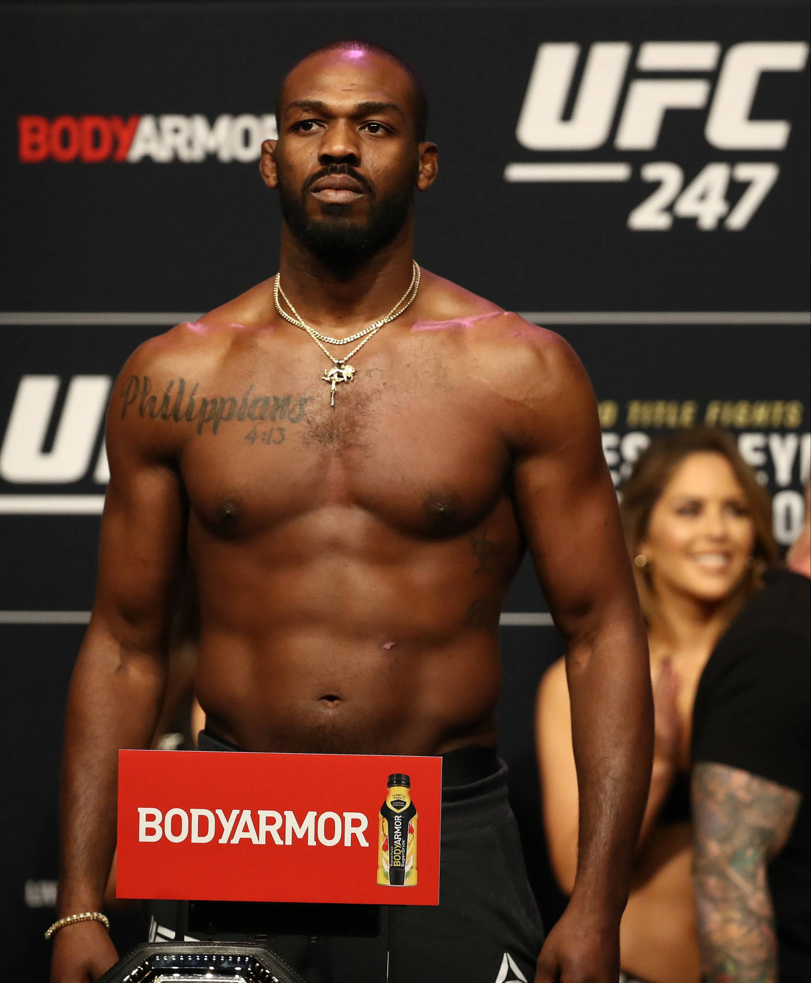 UFC拳手在稱重活動中手持BodyArmor標牌