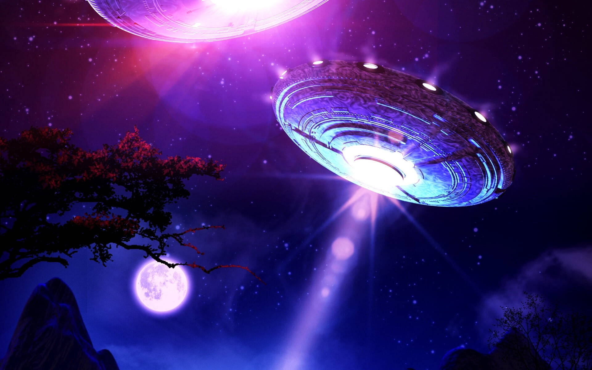 霓虹月與UFO 壁紙 — 在滿月的紫色星空下，一個發光的UFO盤旋在山地景觀之上。