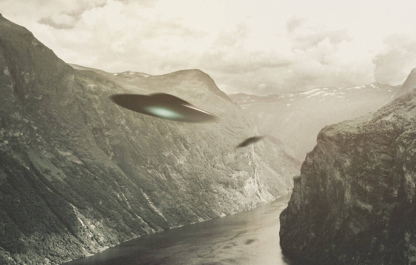 UFO在陡峭山脈環繞的峽灣上方發光。