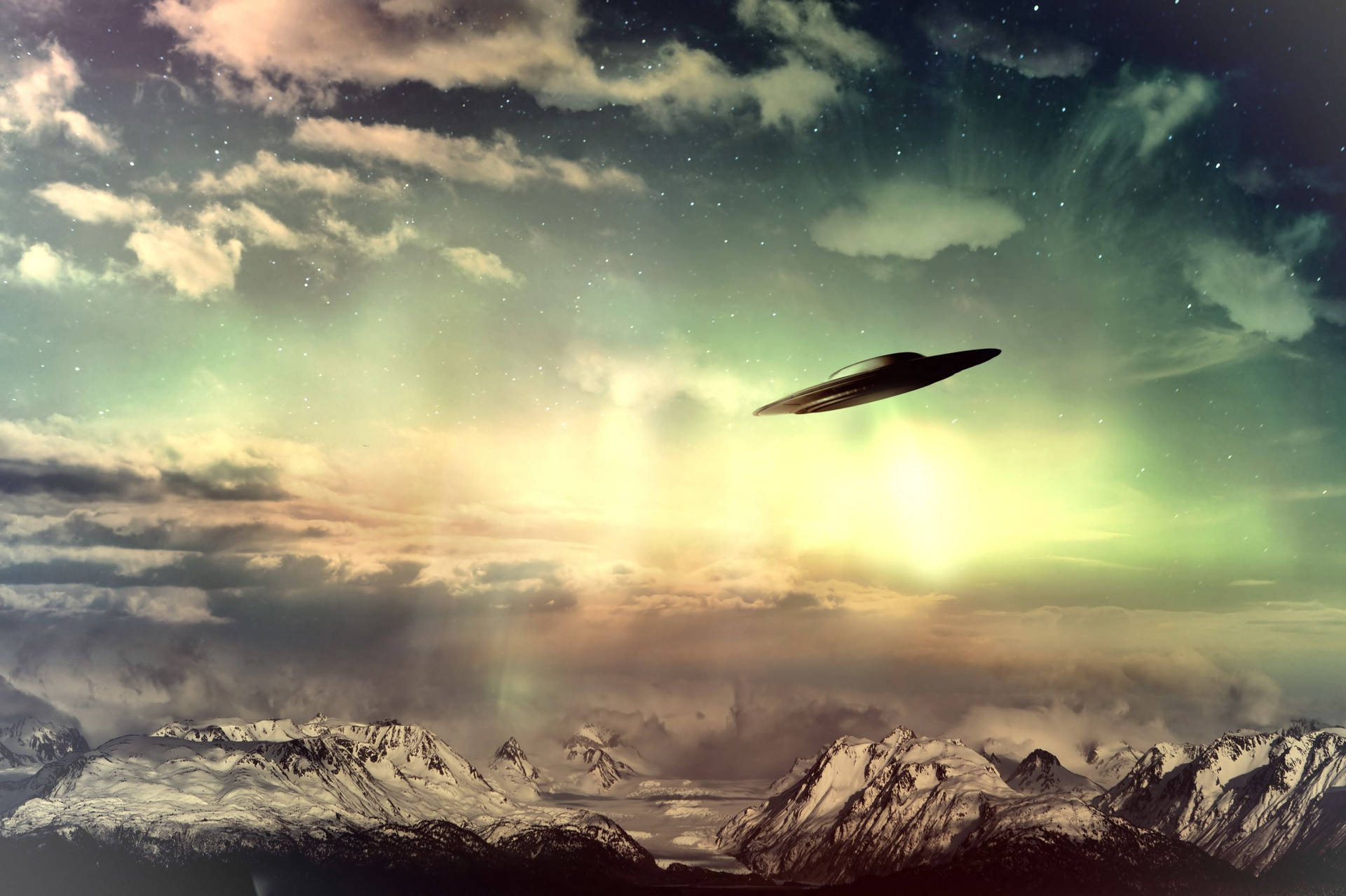 UFO在星空極光下飛越雪山。