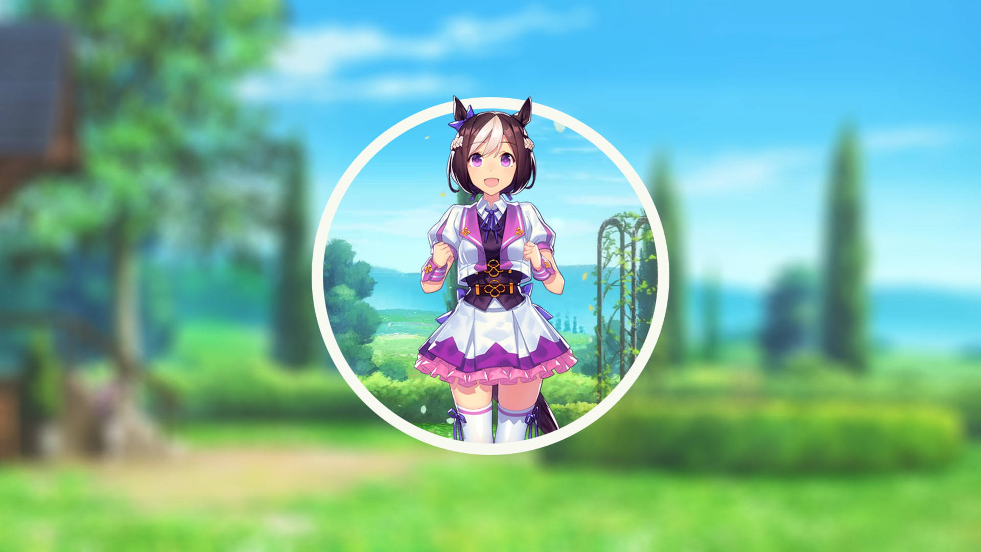 戴著貓耳朵、穿著紫色和白色服裝的動漫女孩站在花園裡。