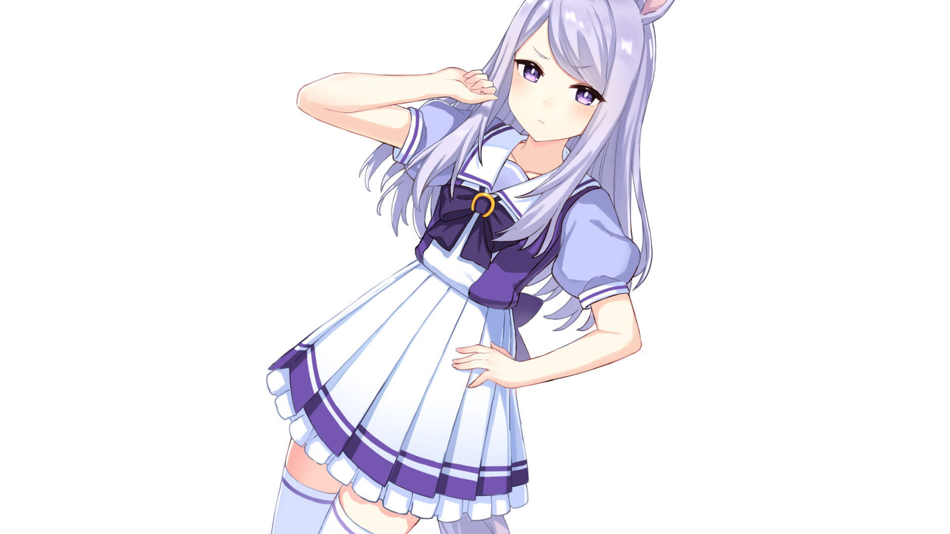 銀髮兔耳動漫少女穿著水手裙擺姿勢。
