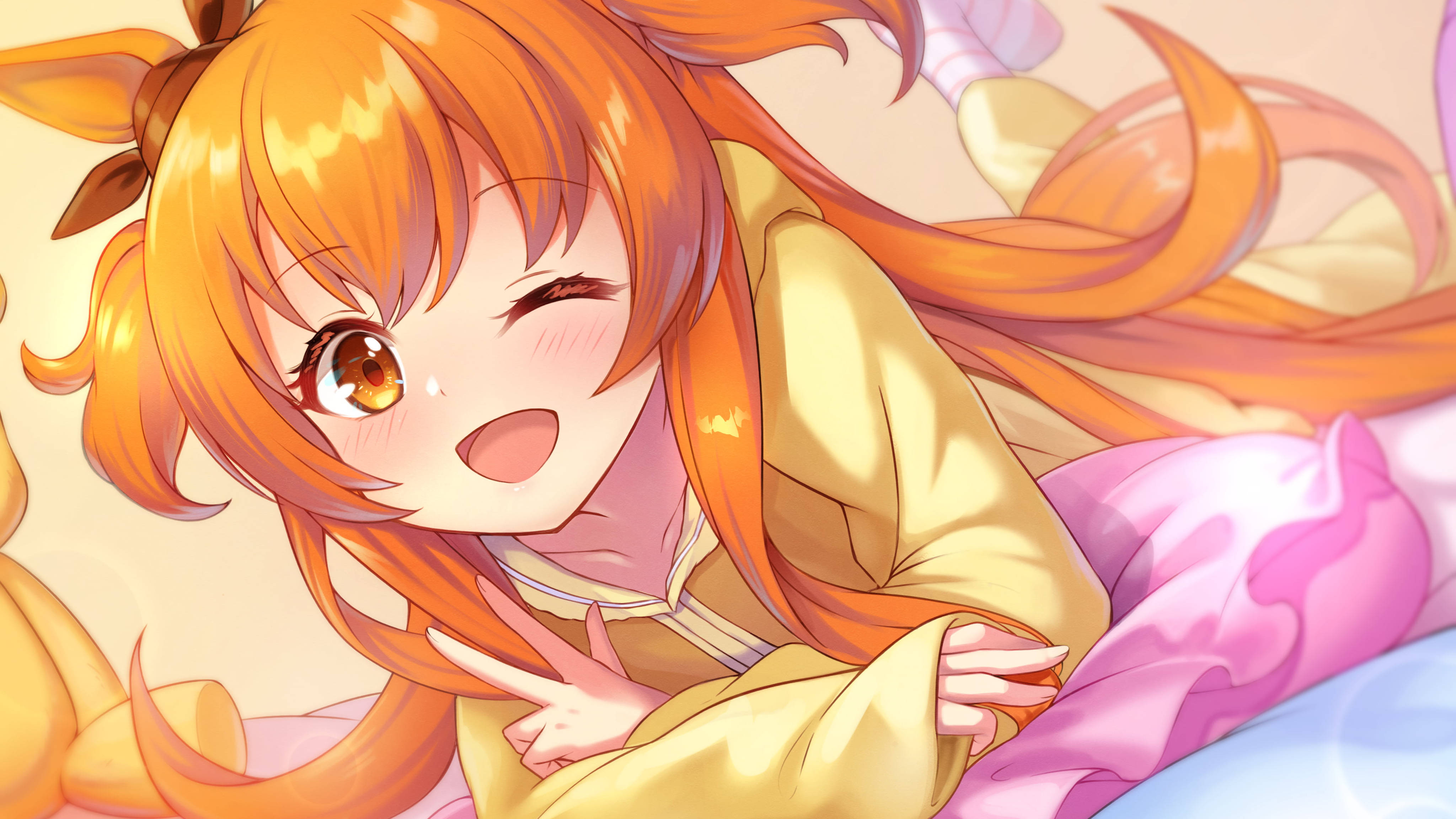 Uma Musume Pretty Derby 可愛 Mayano 壁紙 — 一個開心的動漫女孩，橙色頭髮和金色眼睛，躺在柔軟的粉彩枕頭上，頑皮地微笑。