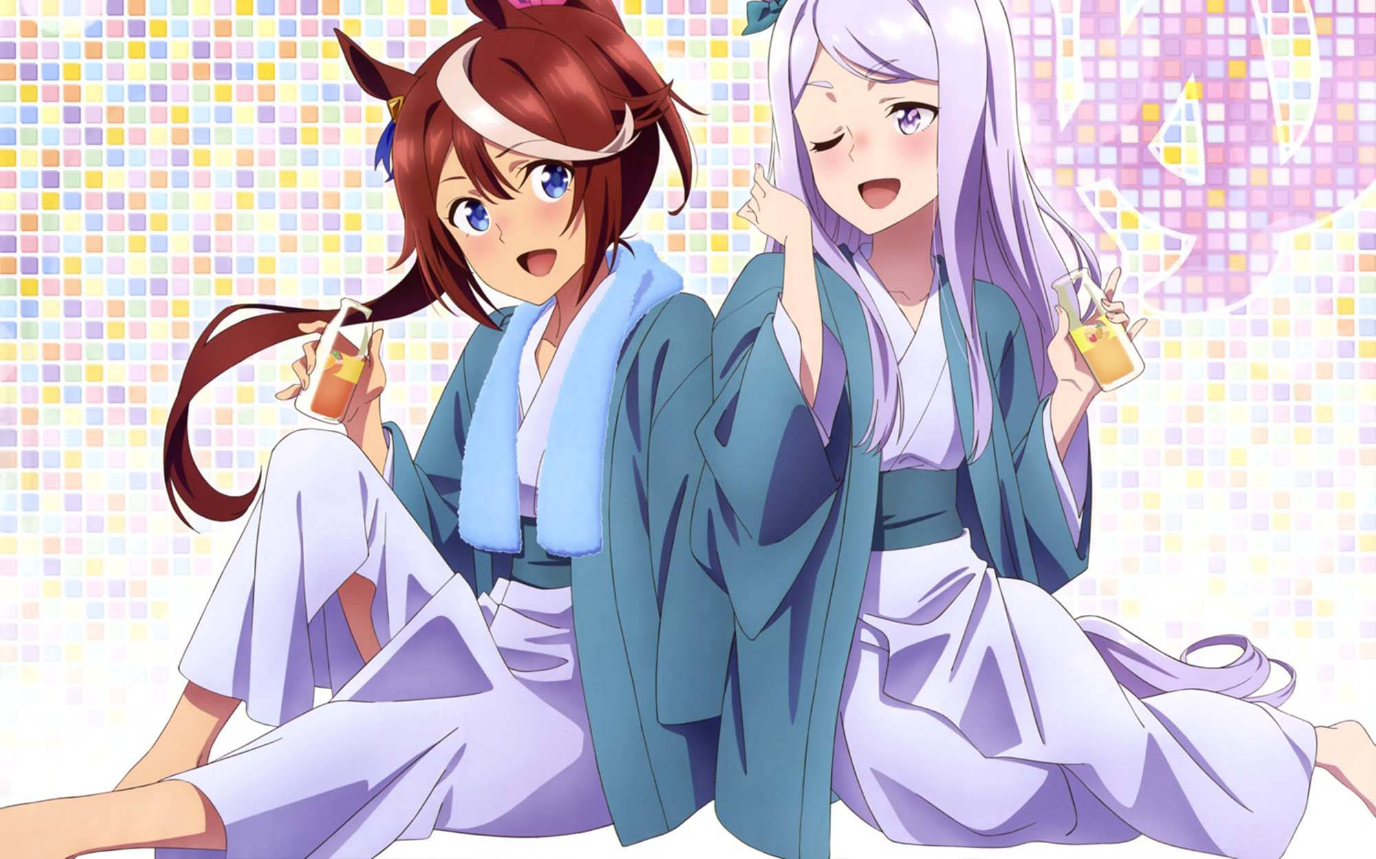 Uma Musume Pretty Derby Meijiro 與 Tokai 壁紙 — 兩個穿著傳統長袍的動漫女孩背對背坐著，手持飲料，背景是色彩繽紛的馬賽克。