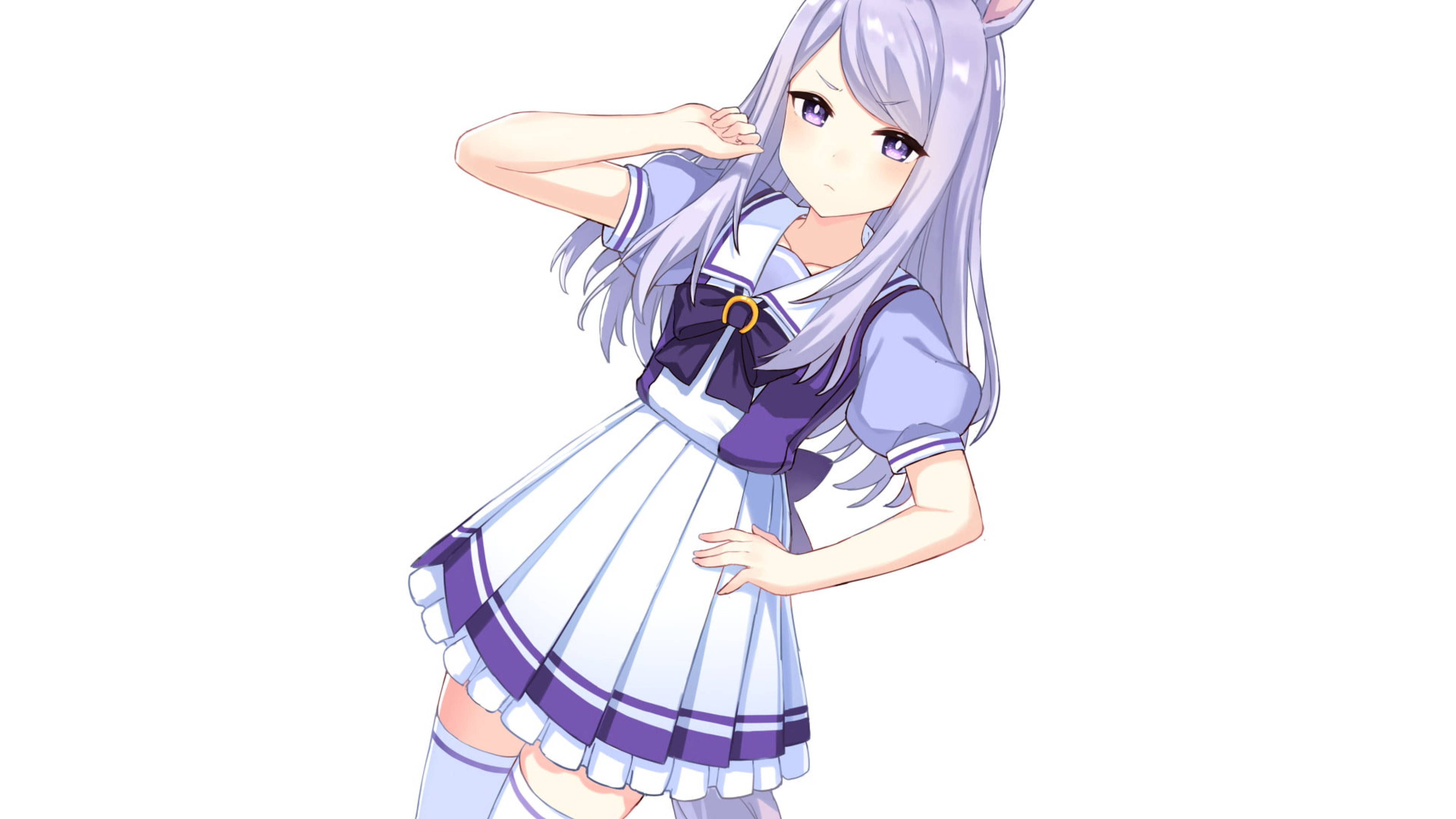 Uma Musume Pretty Derby Mejiro McQueen 壁紙 — 銀髮兔耳動漫少女穿著水手風格連衣裙，在純白背景前自信擺姿勢。
