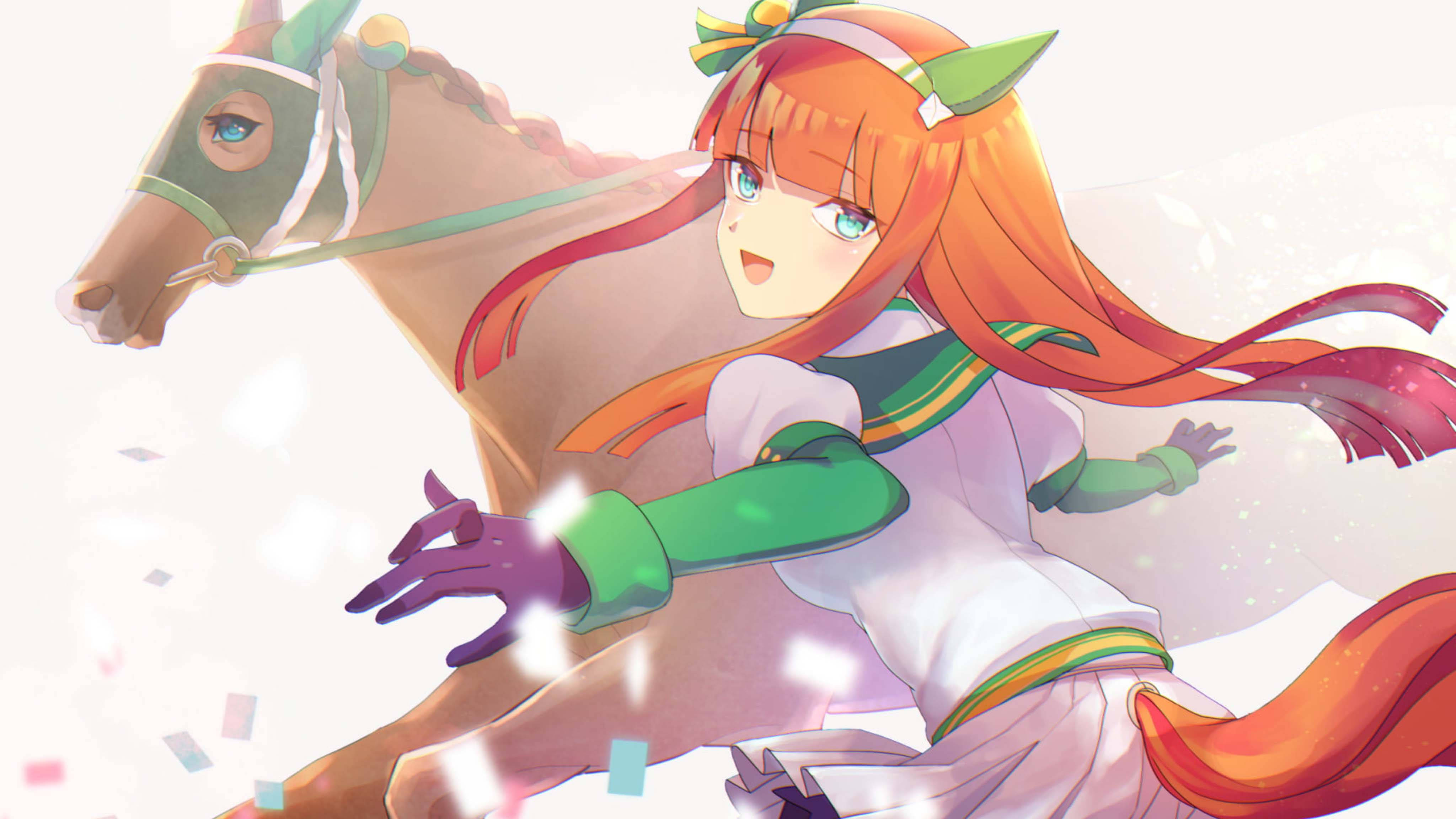 Uma Musume Pretty Derby Suzuka 藝術 壁紙 — 動畫女孩，橙色頭髮，綠色點綴，騎著棕色馬匹穿過明亮閃爍的場景。
