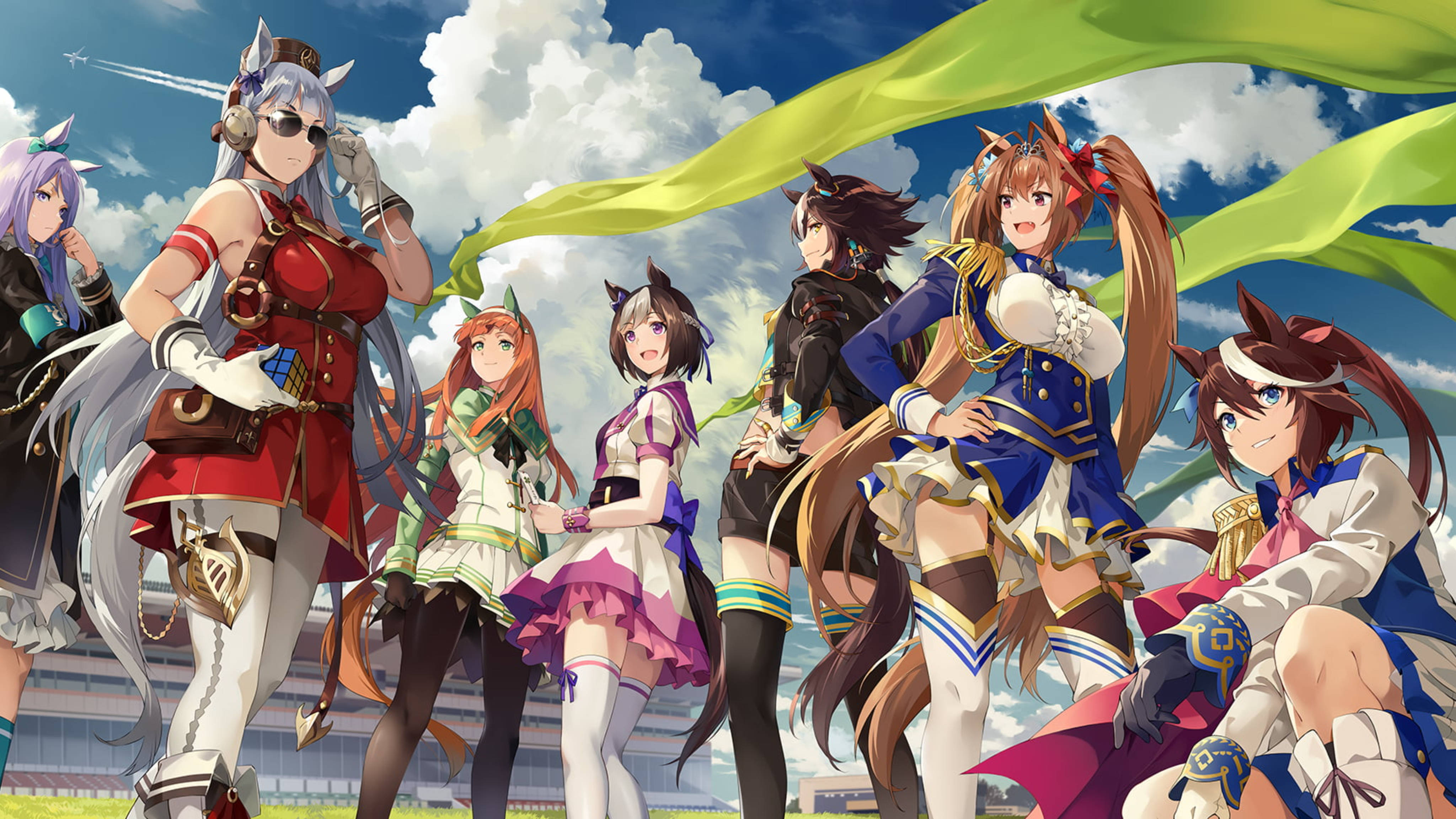 Uma Musume Pretty Derby Team Spica 壁紙 — 動畫馬娘穿著色彩繽紛的賽車服，在藍天白雲和飄揚的綠色絲帶下自信地擺姿勢。