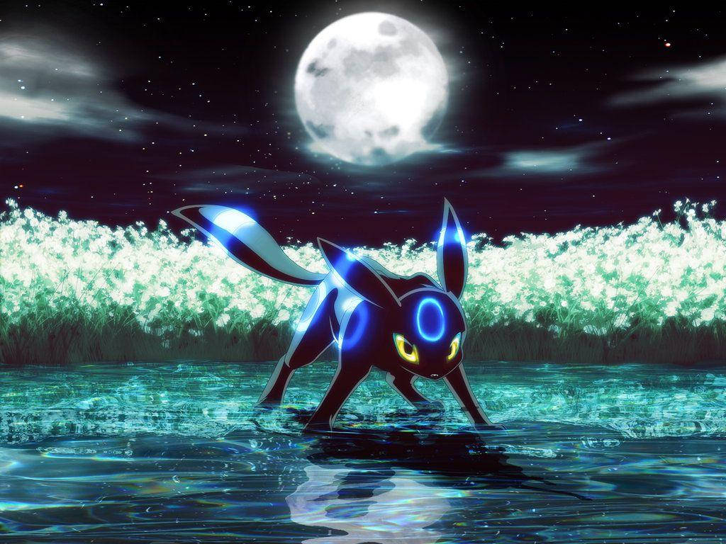 Umbreon 美學數位藝術 壁紙 — 一隻發光的月亮伊布站在月光照耀的水中，上方有滿月，背後有發光的草。