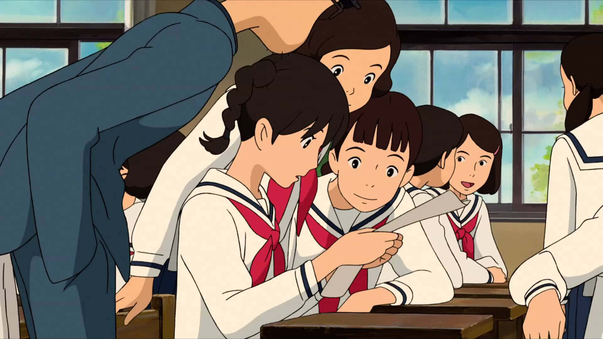 穿著水手服的動漫女孩聚集在陽光充足的教室的書桌周圍。