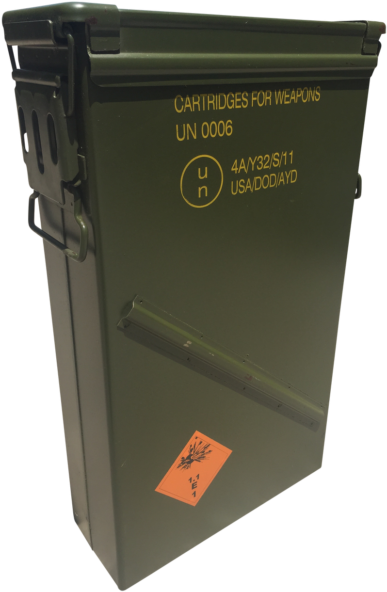 UN0006彈藥儲存箱 壁紙 — 一個軍用綠色彈藥罐，標有武器用聯合國標記和橙色爆炸危險貼紙。