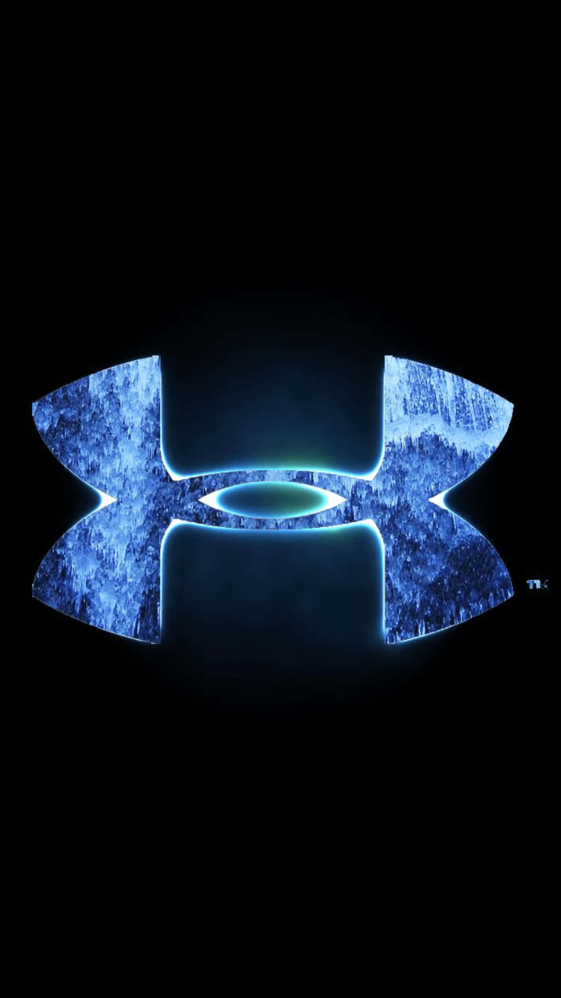 穿上Under Armour，從人群中脫穎而出 壁紙 — 發光的藍色Under Armour標誌，帶有紋理冰圖案，置於黑色背景上。