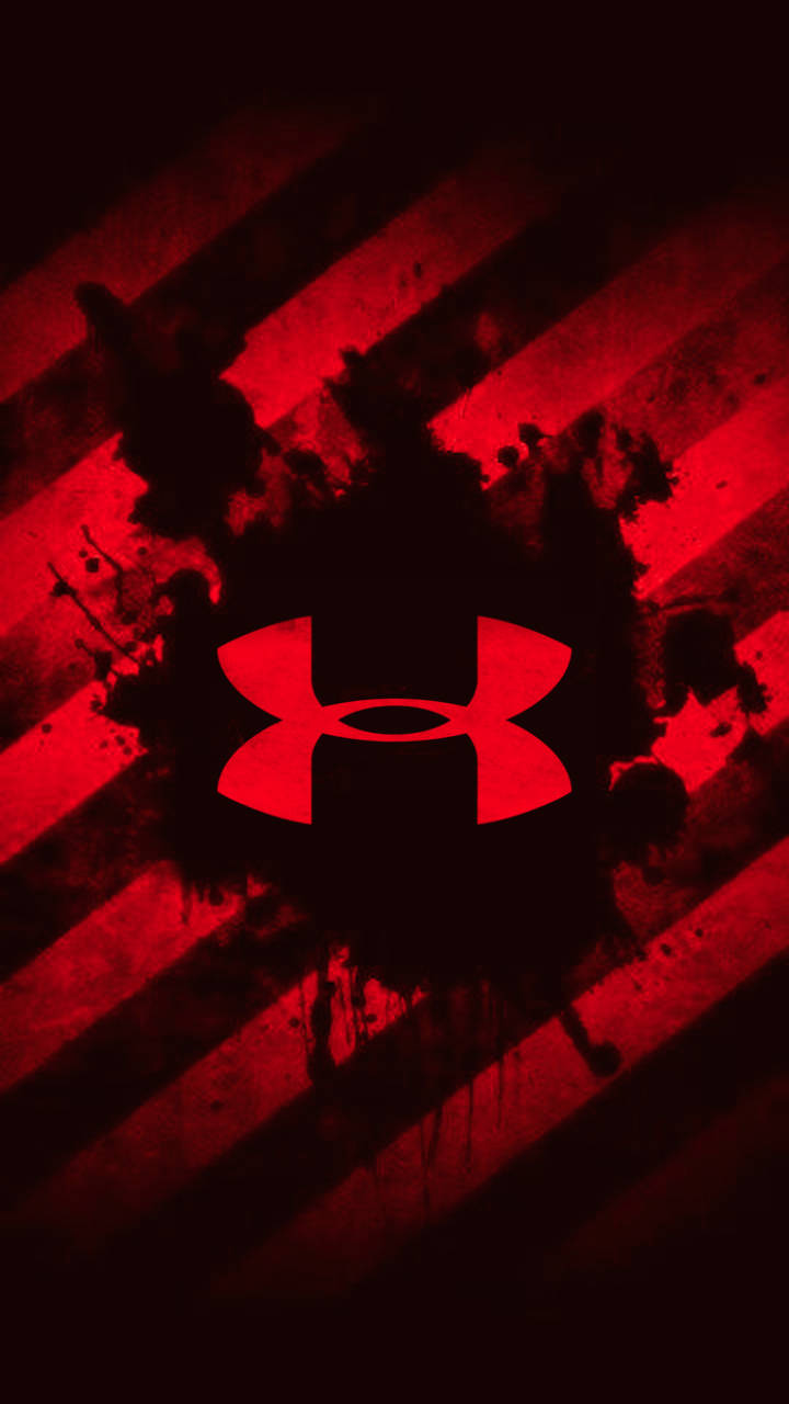 紅色 Under Armour 標誌，帶有黑色飛濺，位於對角紅色條紋上。