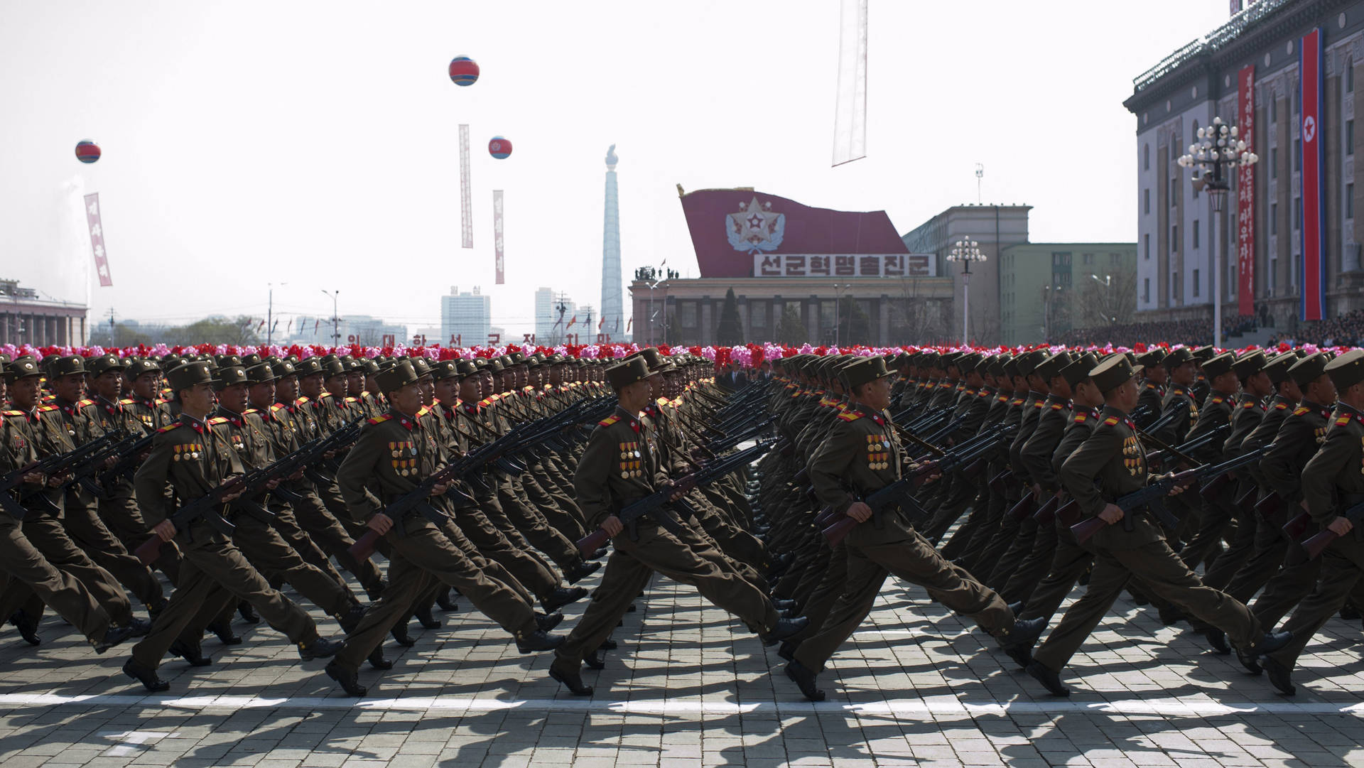 在軍事閱兵中，城市廣場上整齊劃一行進的士兵行列。