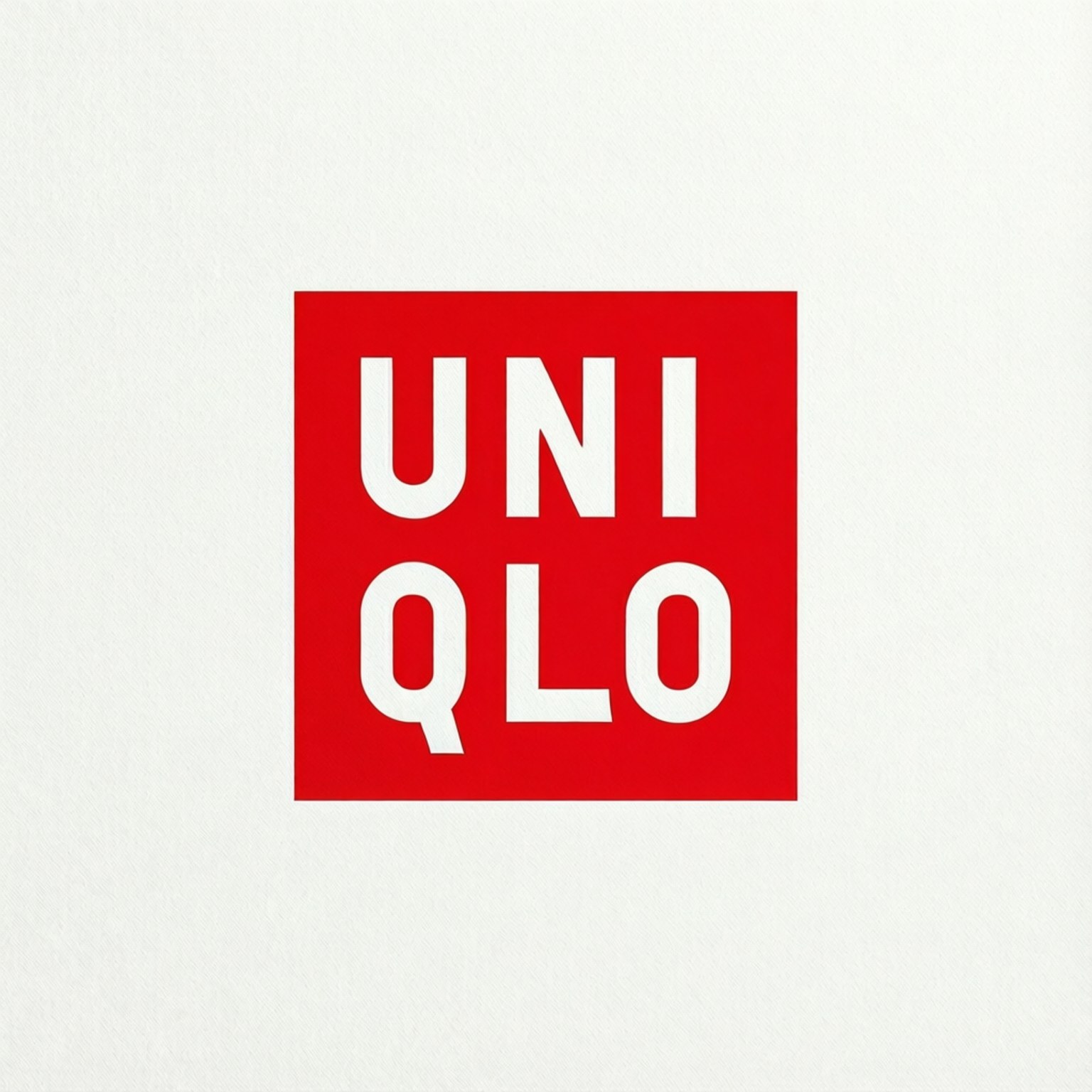紅色正方形UNIQLO標誌，白色文字，帶紋理米白色背景