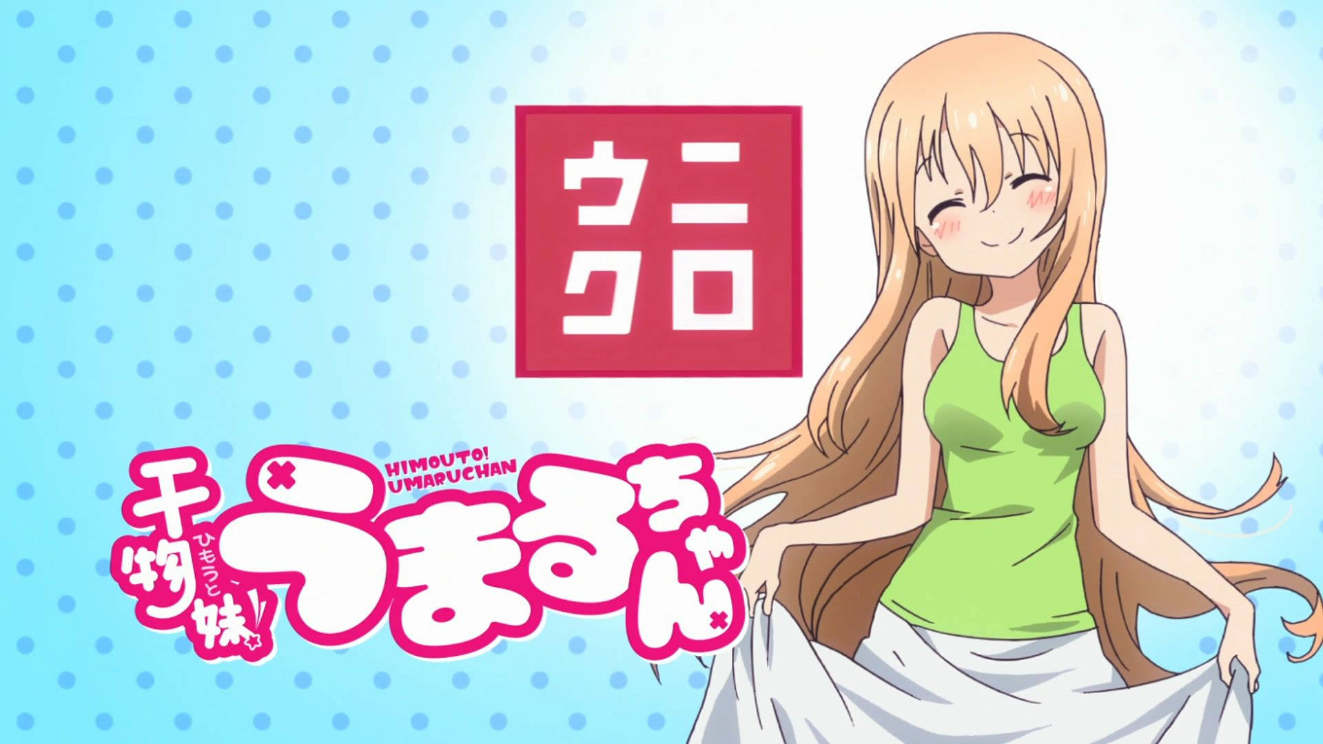 UNIQLO x 《Himouto! Umaru-chan》插畫 壁紙 — 一個開朗的動漫女孩，長長的金髮，微笑著拿著一塊白布，背景是淺藍色圓點。