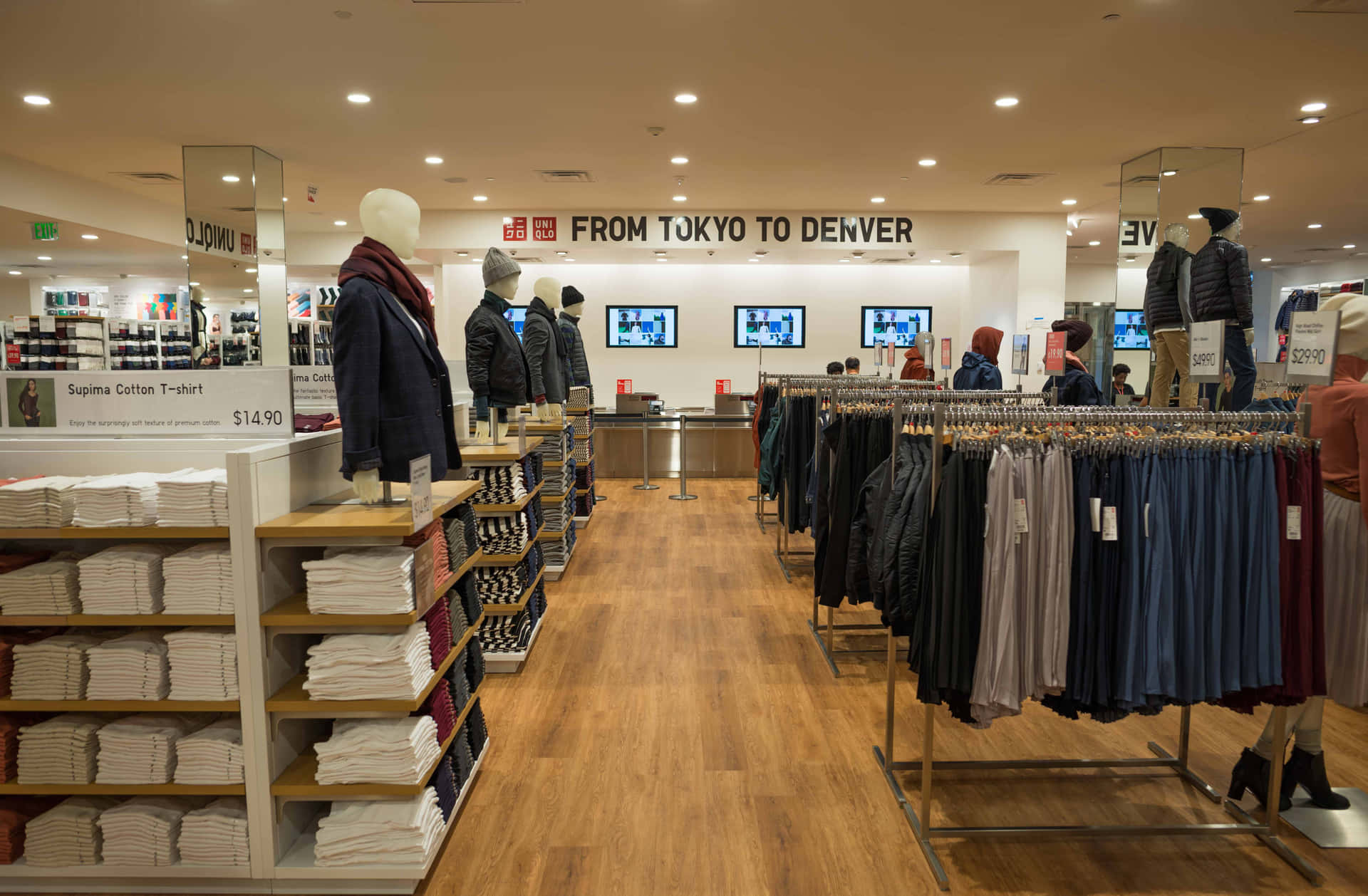 明亮燈光下，Uniqlo店內有衣物掛架和人體模型。
