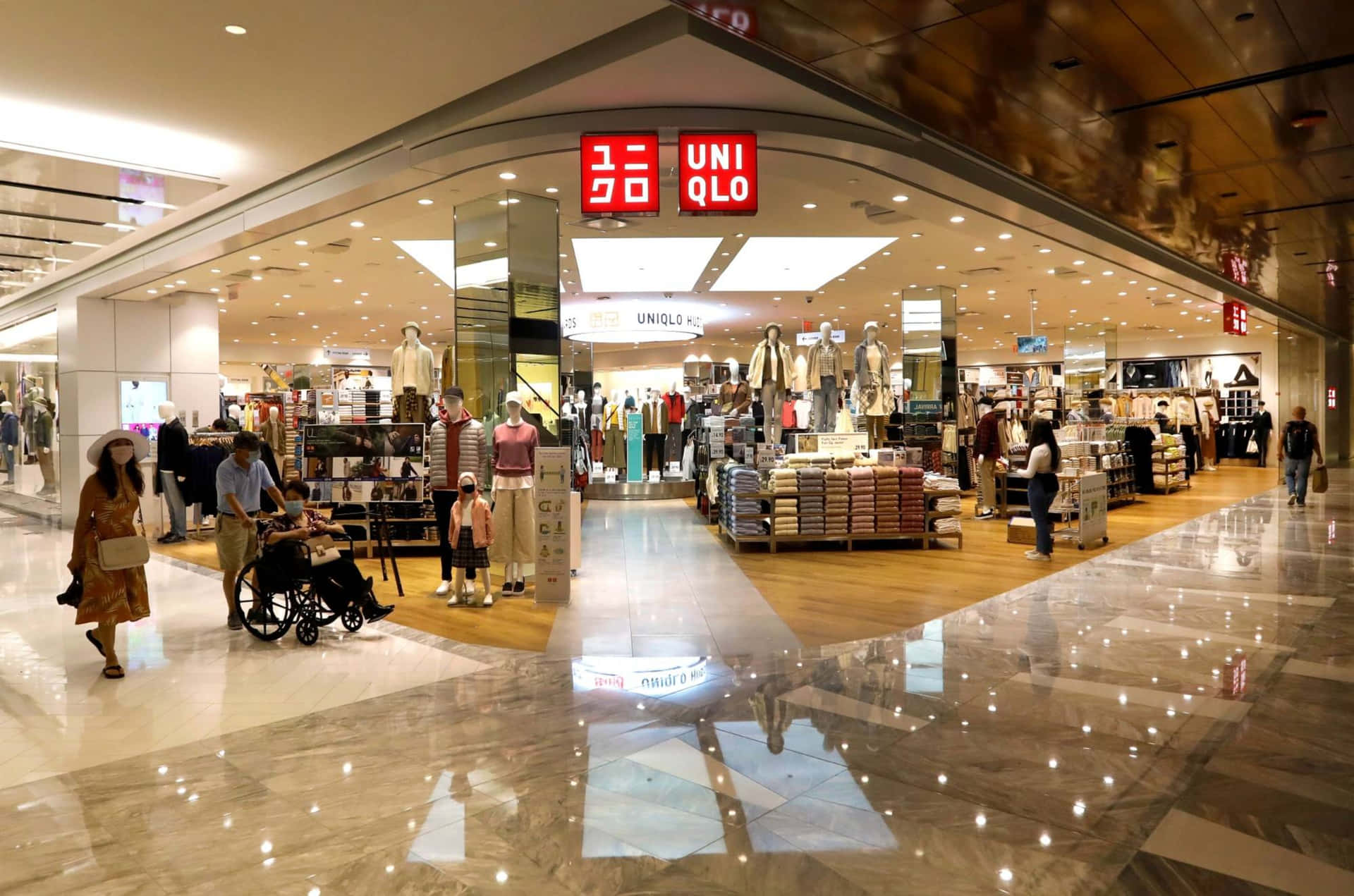 顧客在繁忙的購物中心內的Uniqlo服裝店瀏覽商品。