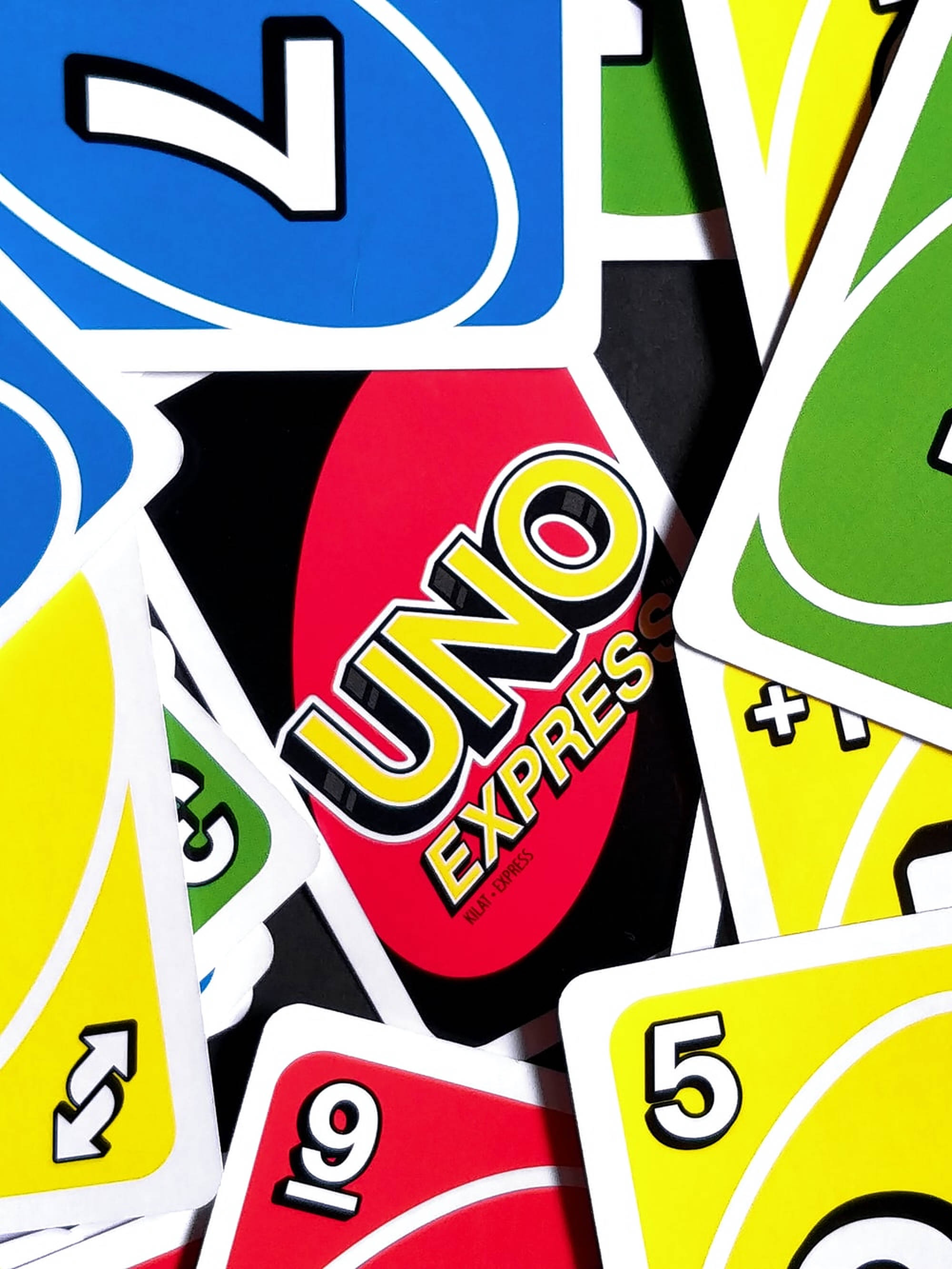Uno Express 卡 壁紙 — 一張色彩鮮豔嘅近距離特寫，散落嘅UNO卡以大膽嘅原色呈現，UNO Express標誌突出顯示。