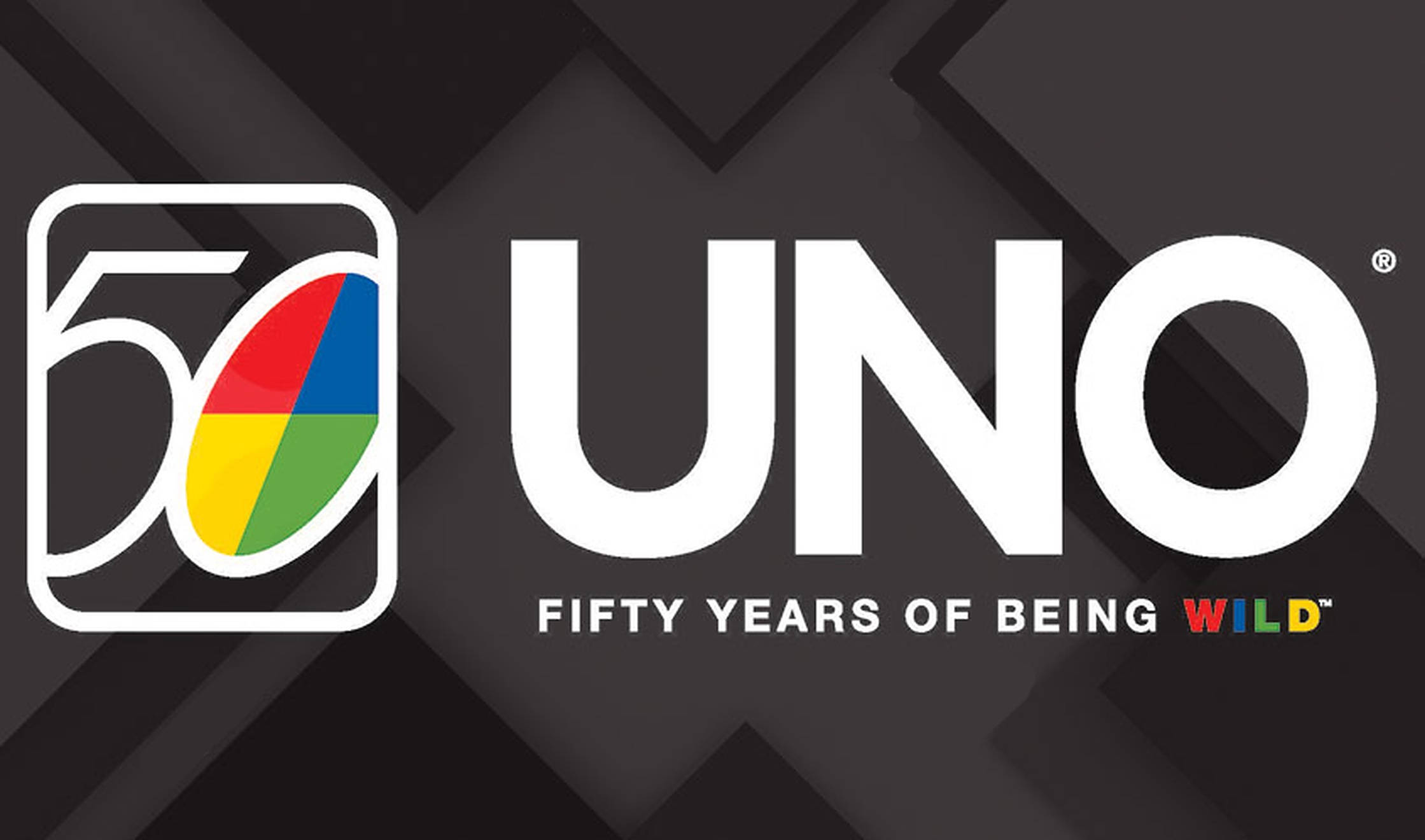 Uno 最簡設計 50 週年紀念海報 壁紙 — 大膽的白色UNO標誌，搭配色彩繽紛的50週年紀念徽章，置於深色幾何背景上。