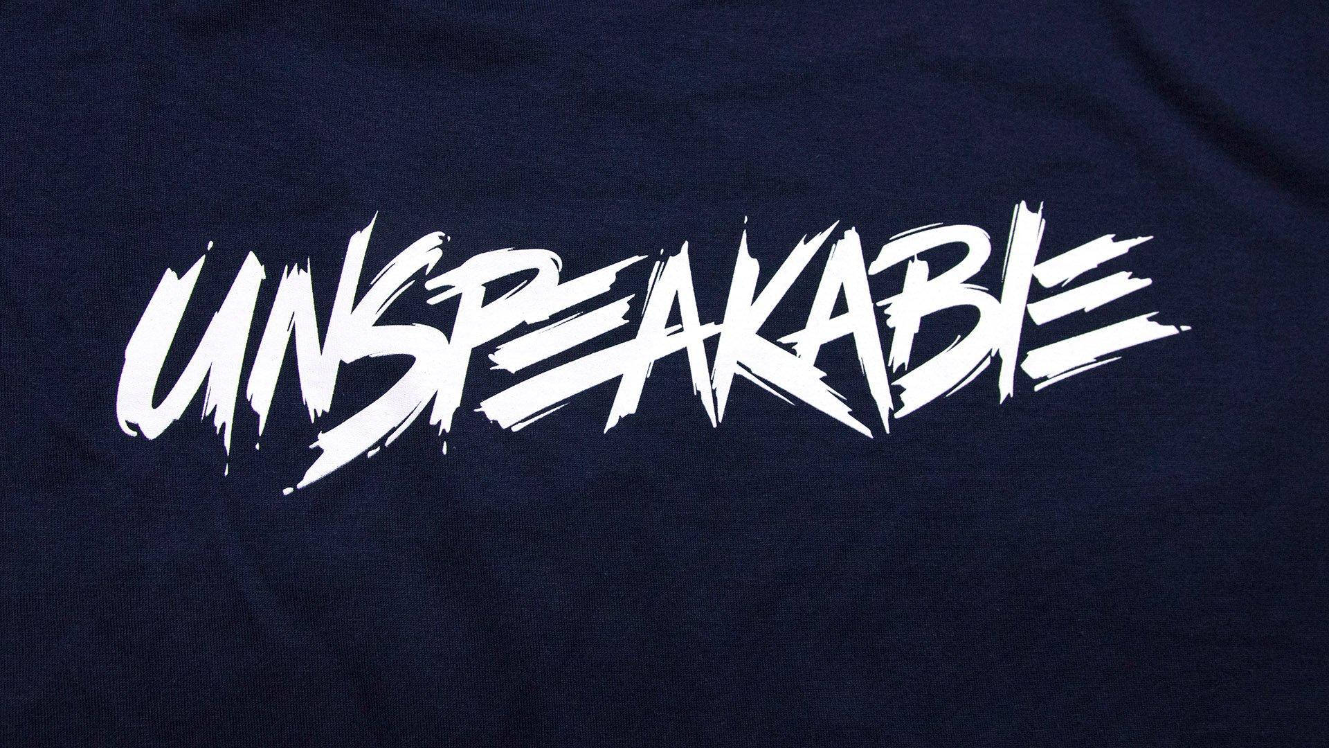 特寫「UNSPEAKABLE」以大膽白色塗鴉字體呈現在深藍色織物上。