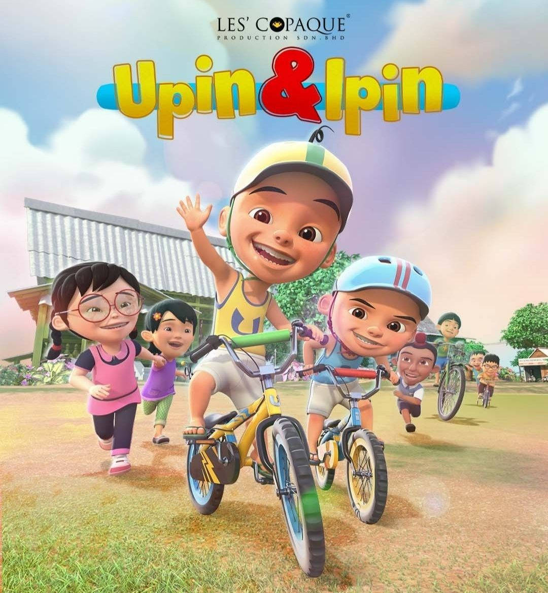 孩子們在陽光明媚的村莊騎單車，臉上掛著笑容。