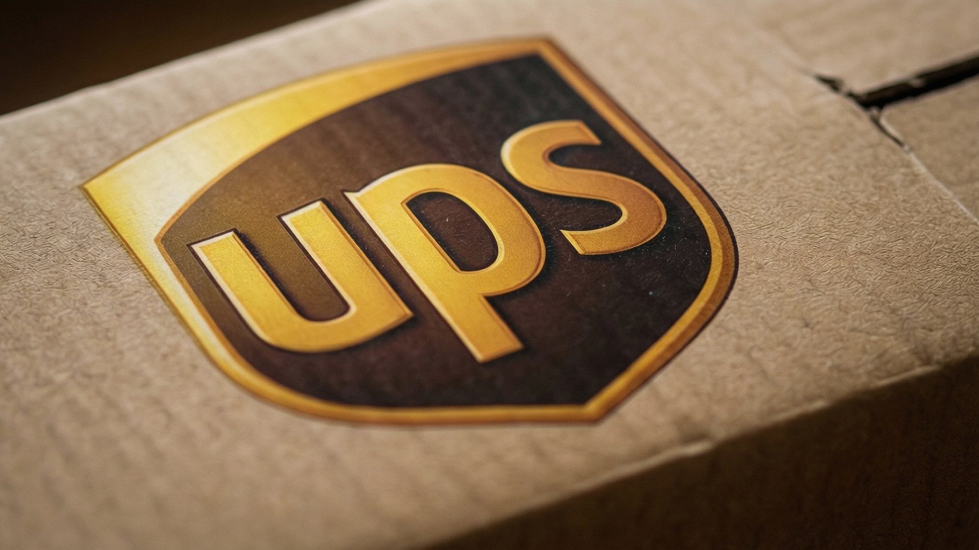 帶有金色UPS標誌的棕色紙箱