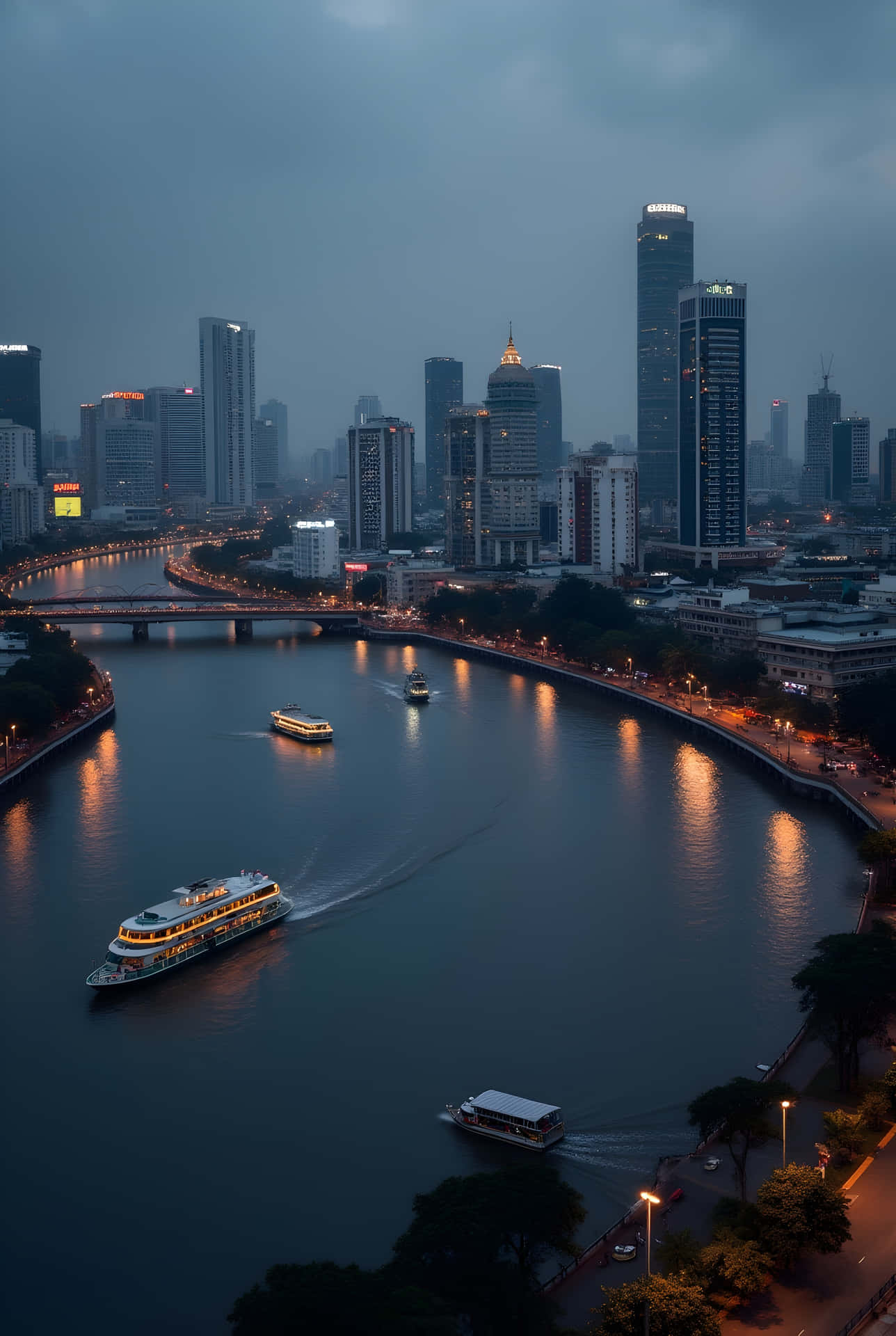 黃昏時分的城市河流，船隻和高樓被路燈和窗戶照亮