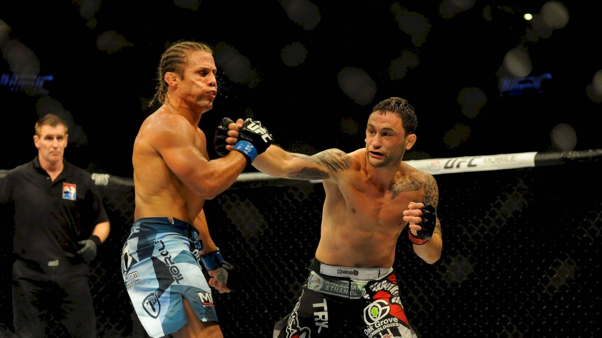 兩名男性MMA拳手在籠中比賽，其中一人揮拳。