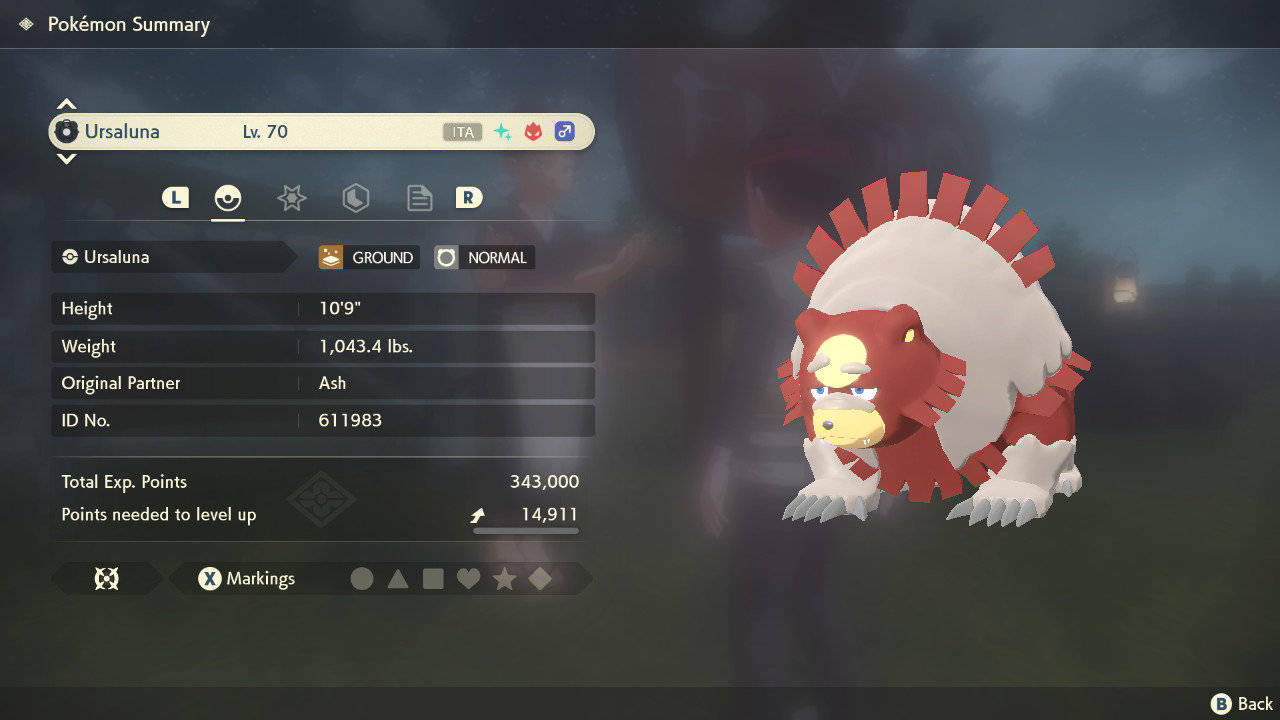 Ursaluna 寵物小精靈簡介 壁紙 — 像素藝術嘅Ursaluna Pokémon企喺遊戲選單入面，背景係黑暗有霧，顯示住數值。