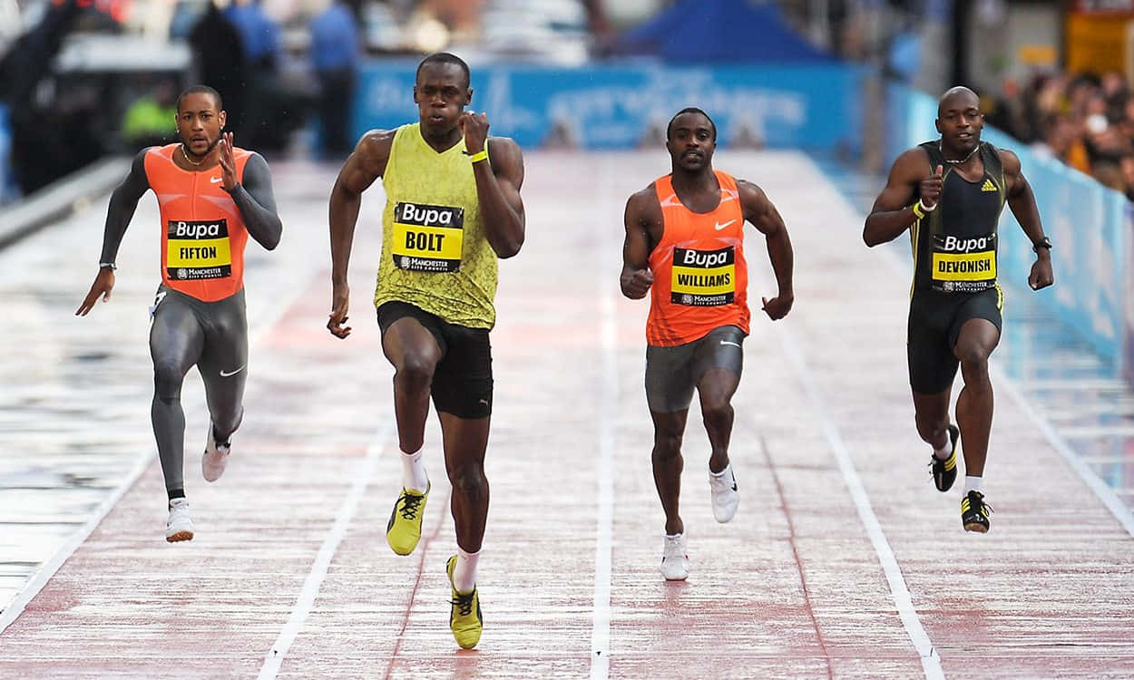 Usain Bolt 帶領賽事 壁紙 — 四名男性短跑選手在潮濕的跑道上激烈競賽，神情專注，動作充滿動感。