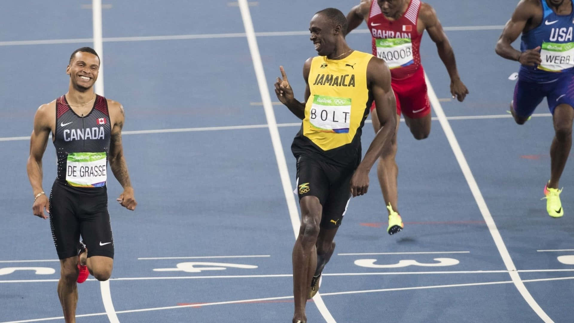 Usain Bolt 和 Andre De Grasse 在短跑比賽期間於藍色跑道上慶祝。