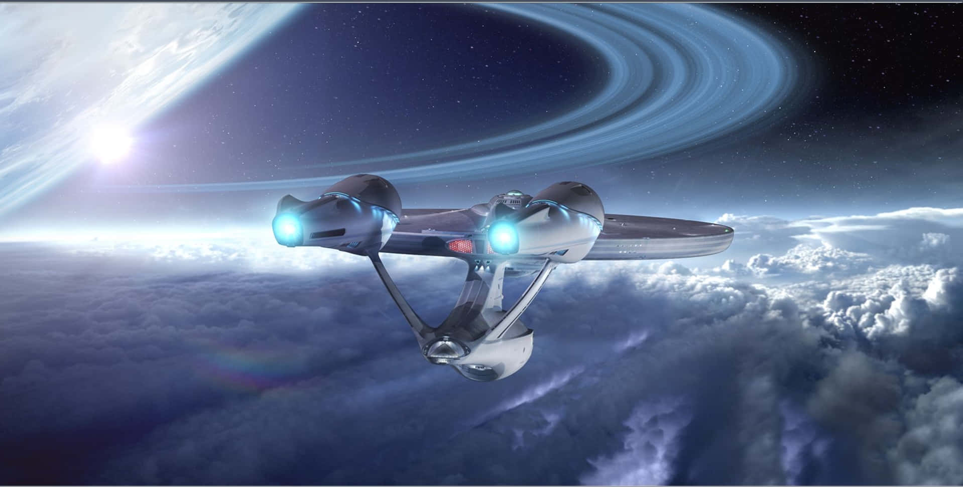 USS企業號艦橋內部視角 壁紙 — 一艘時尚的星艦，配備發光的藍色引擎，在一個擁有發光環系統的行星附近，飛越旋轉的雲層。
