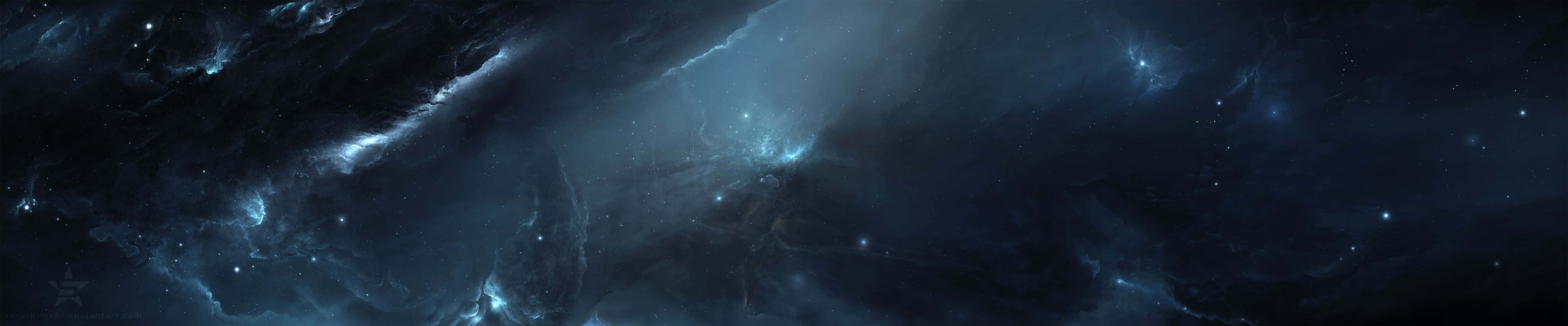 發光的藍色星雲，帶有旋轉的宇宙雲和深空中的遙遠恆星。 — 三螢幕 壁紙