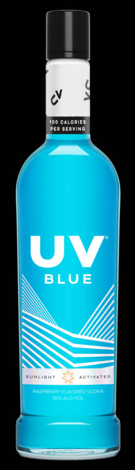 UV伏特加藍莓味 壁紙 — 一個充滿活力的藍色UV Blue覆盆子味伏特加酒瓶，帶有白色幾何圖案和黑色瓶蓋，置於純黑色背景上。