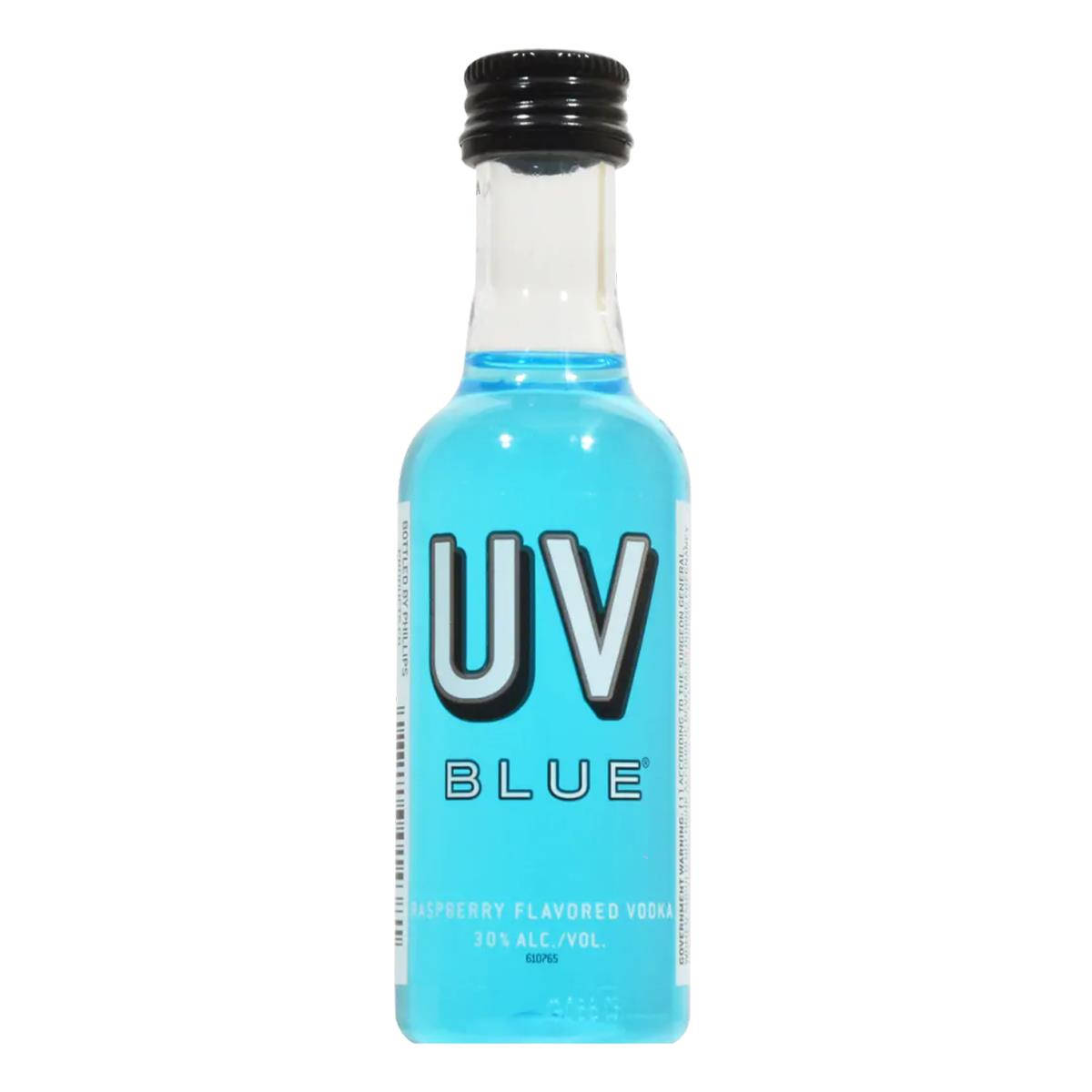帶有白色標籤和黑色瓶蓋的 UV Blue 覆盆子味伏特加小藍瓶。
