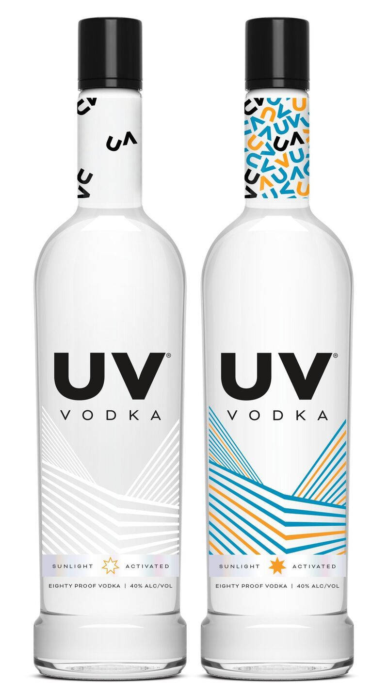 兩支UV伏特加酒瓶，一支帶有白色幾何設計，一支帶有彩色幾何設計。