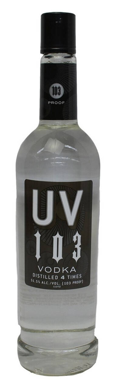 透明伏特加瓶，標有UV 103，黑色瓶蓋和標籤。