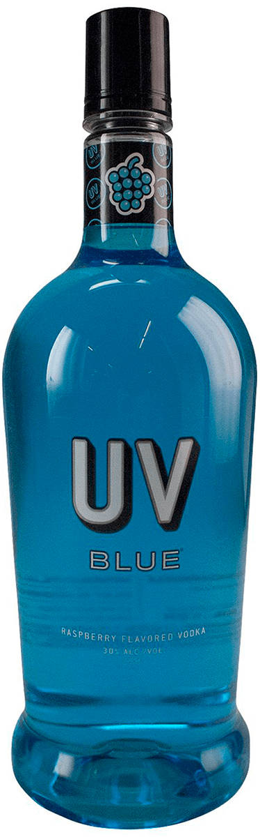 藍色UV Blue覆盆子味伏特加瓶，黑色瓶蓋和葡萄設計。