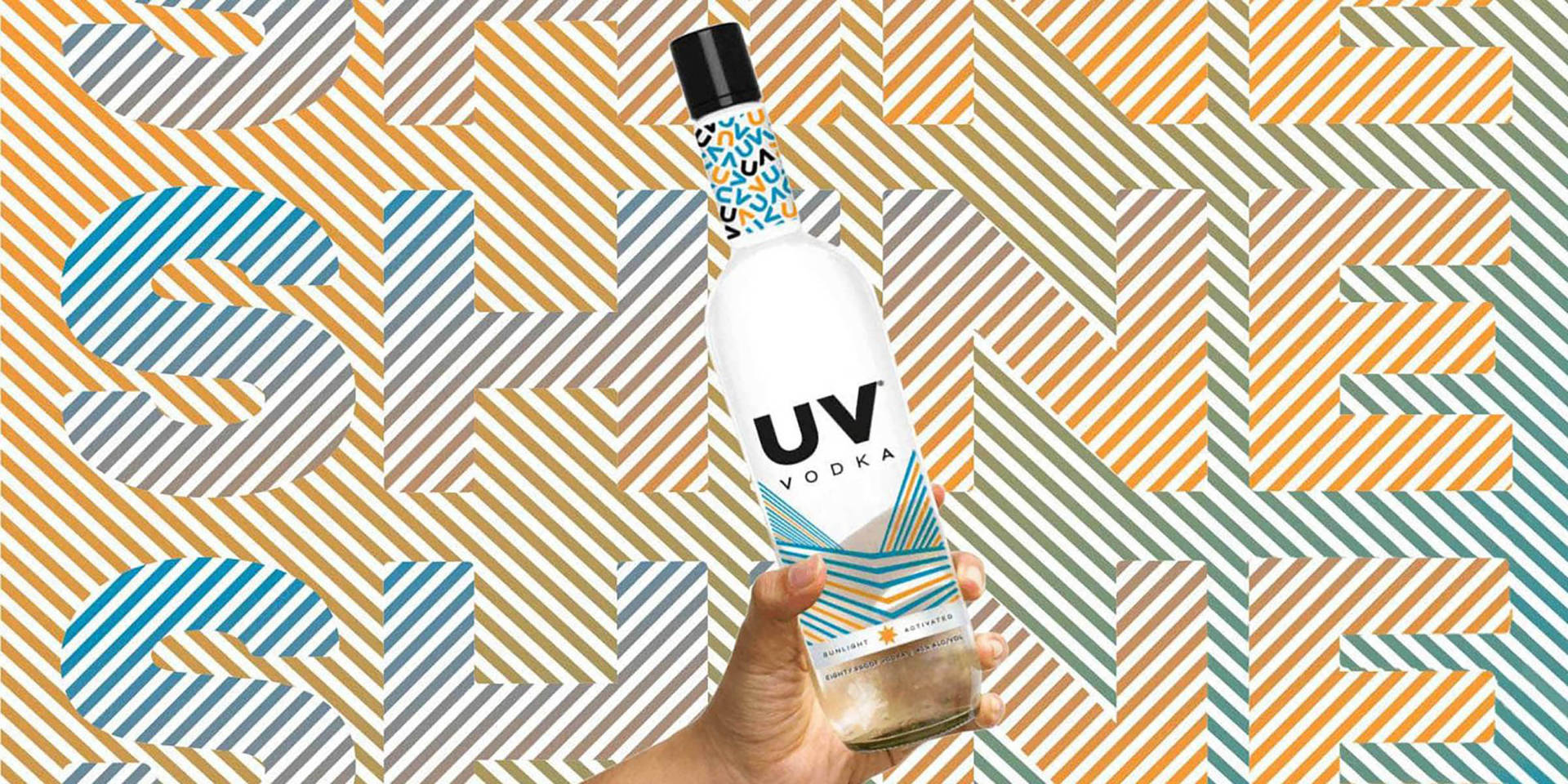 手拎住UV伏特加酒瓶，背景係彩色幾何圖案同'SHINE'字樣。