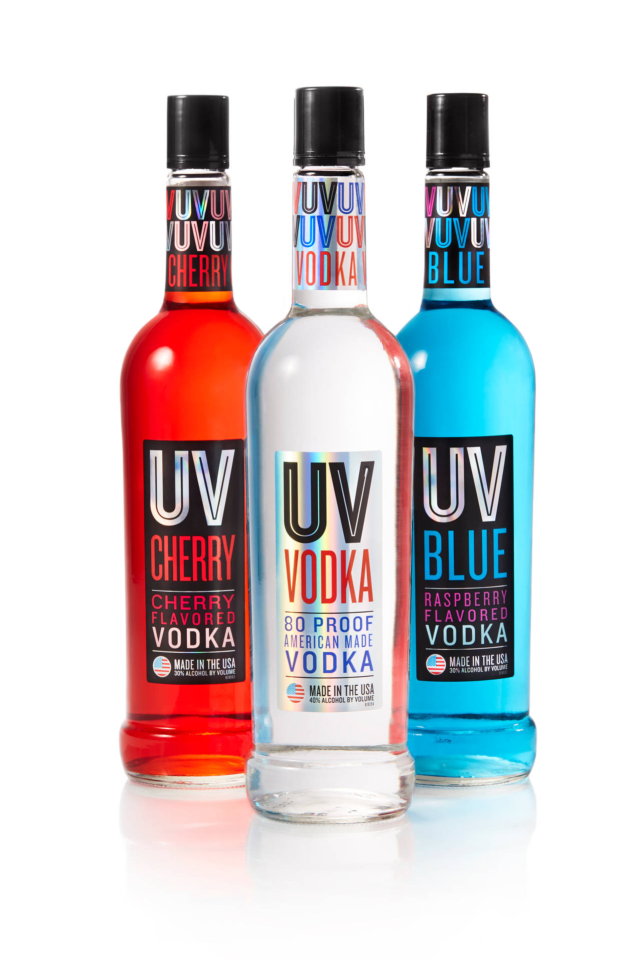 三支UV伏特加酒瓶，櫻桃、透明和藍色口味，白色背景。