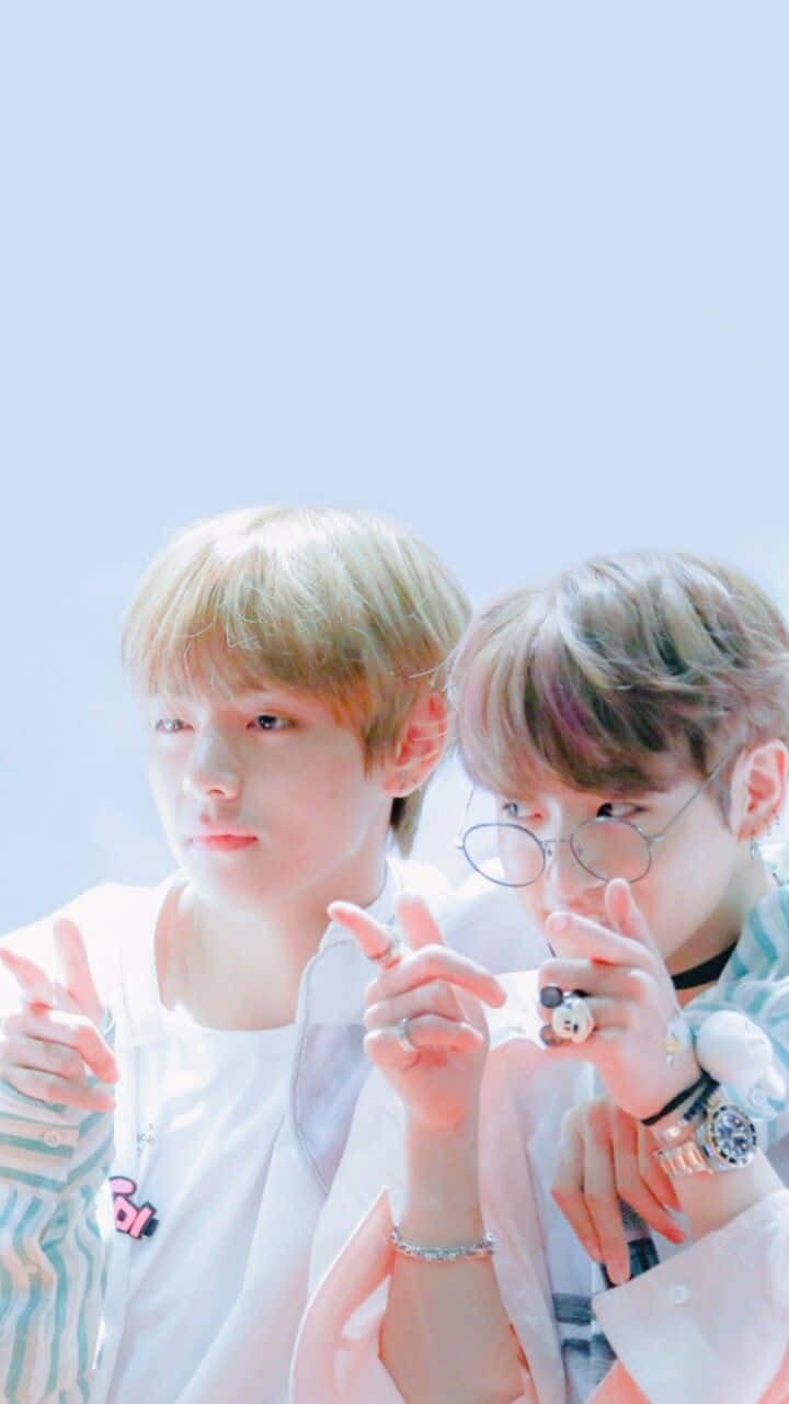 V BTS 手機與Jung Kook 壁紙 — 兩名淺色頭髮、戴眼鏡的年輕男子在柔和的藍天背景下緊密擺姿勢，做出手指手勢。