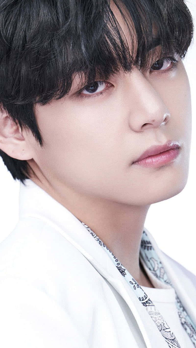 V BTS 簡約手機壁紙 壁紙 — 年輕黑髮男子穿著白色外套，在純白背景前的特寫肖像，眼神銳利。