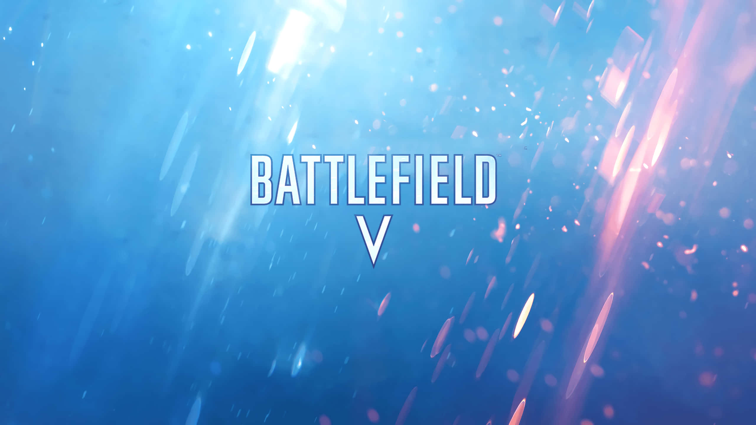 戰場V藍色背景桌面壁紙 壁紙 — Battlefield V 標誌在充滿動感的藍色和粉紅色粒子背景及光線中發光。