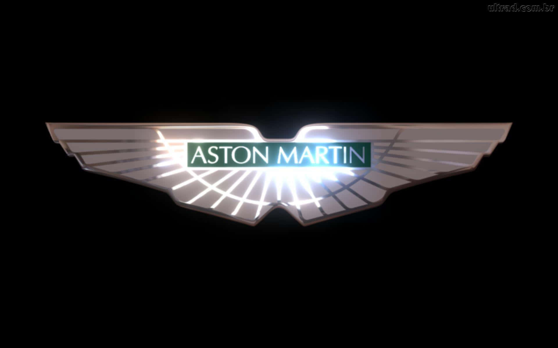 經典阿斯頓·馬丁V8 Vantage 壁紙 — Aston Martin 標誌，帶有發光翅膀和綠色文字，居中於黑色背景上。
