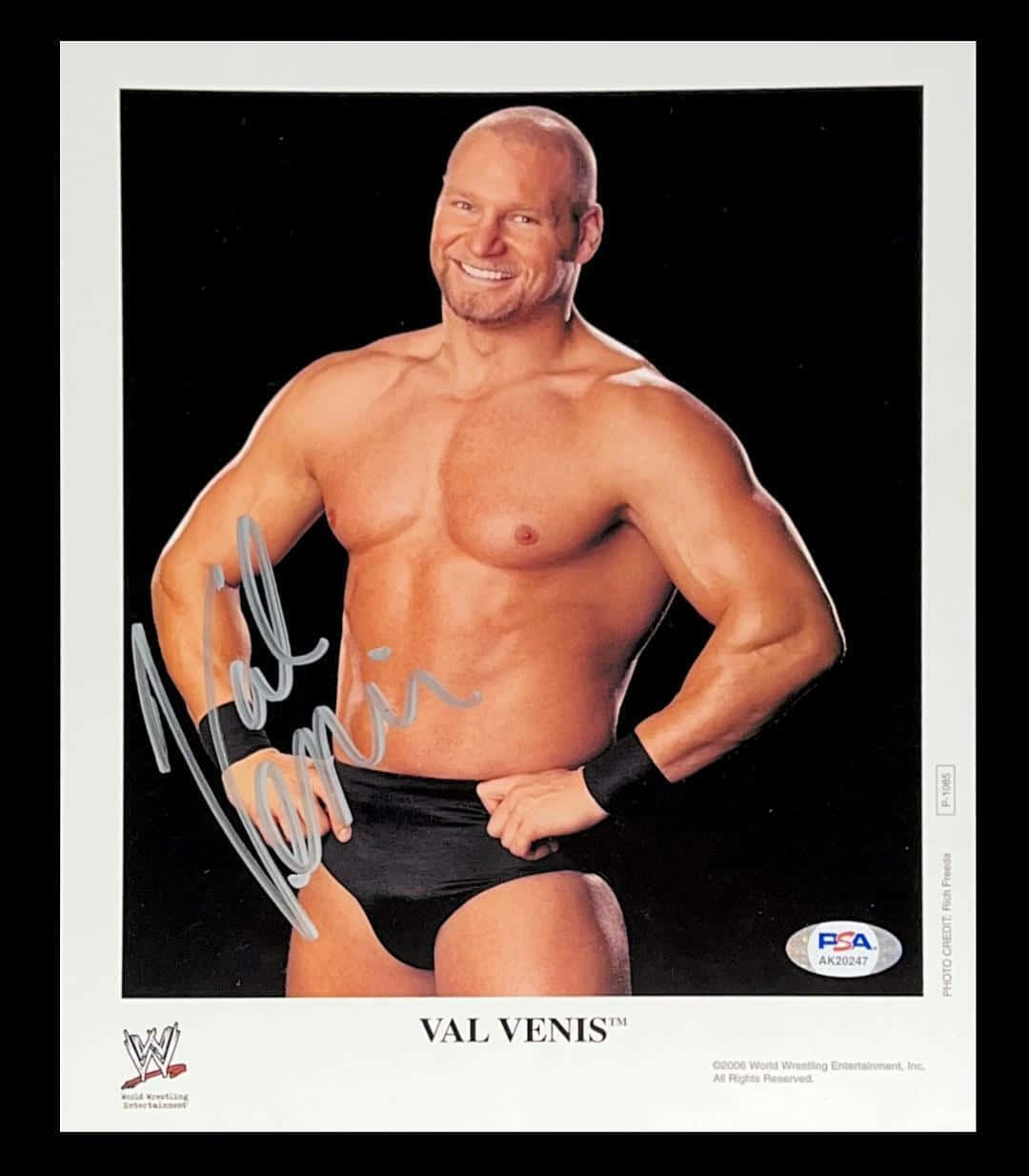 摔角手 Val Venis 穿著黑色三角褲、雙手叉腰的簽名照片。