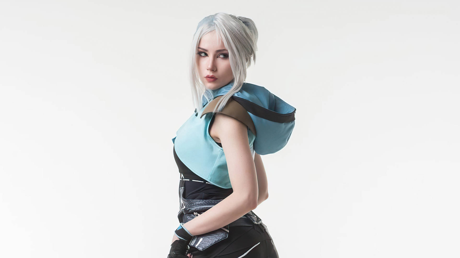 一位銀色頭髮的cosplayer穿著未來風格的藍黑色服裝，在白色背景前擺姿勢。