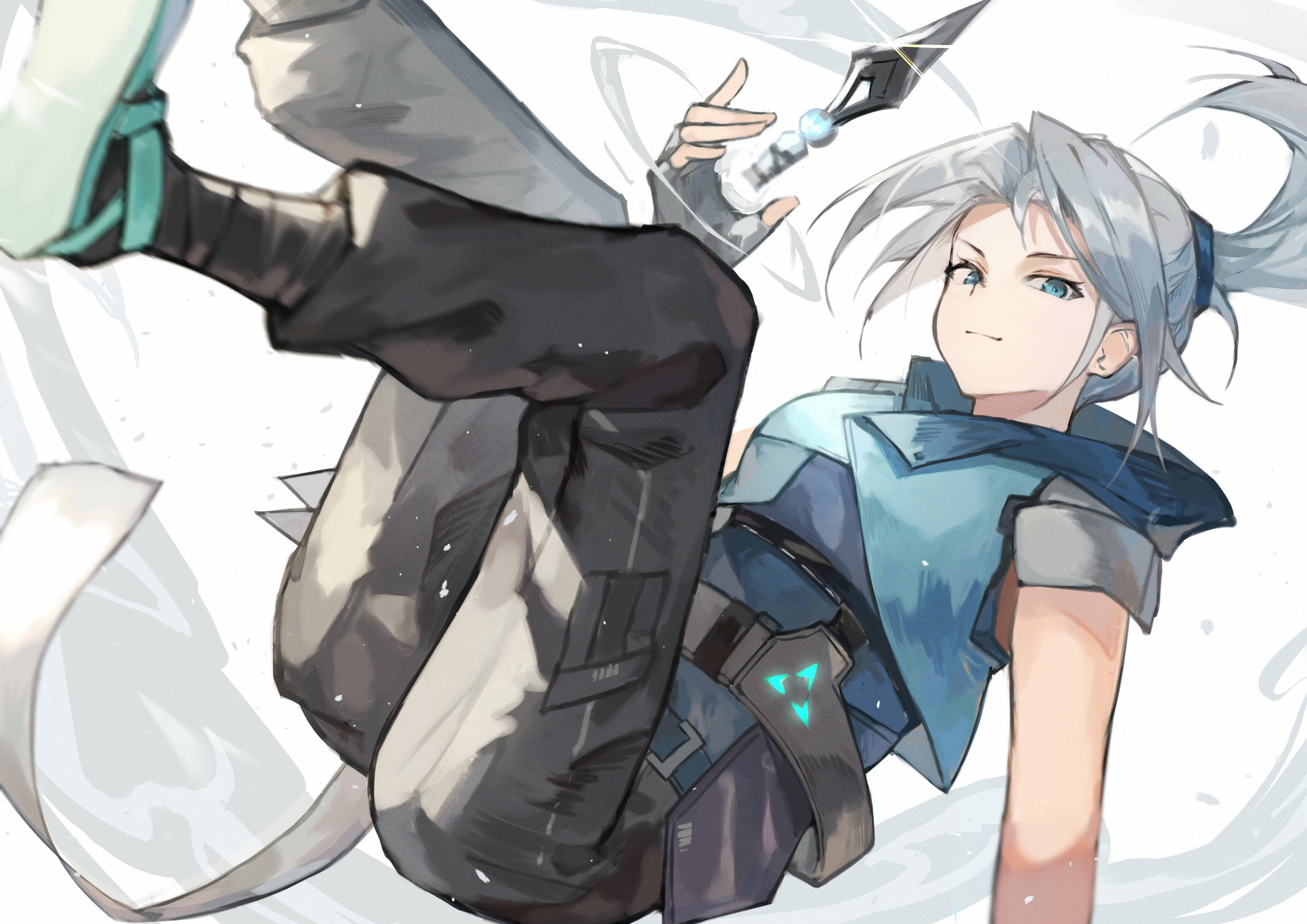 Valorant Jett 微笑粉絲藝術 壁紙 — 一位銀髮動漫女孩身穿藍灰色裝備，自信地微笑著，手持一把發光的匕首懸在半空中。