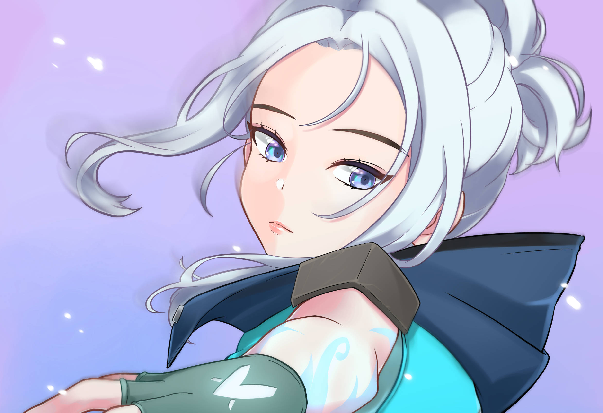 Valorant Jett 心形閃光 壁紙 — 一個寧靜的動漫女孩，銀色頭髮和藍色眼睛，在發光的紫色背景下溫柔地凝視。