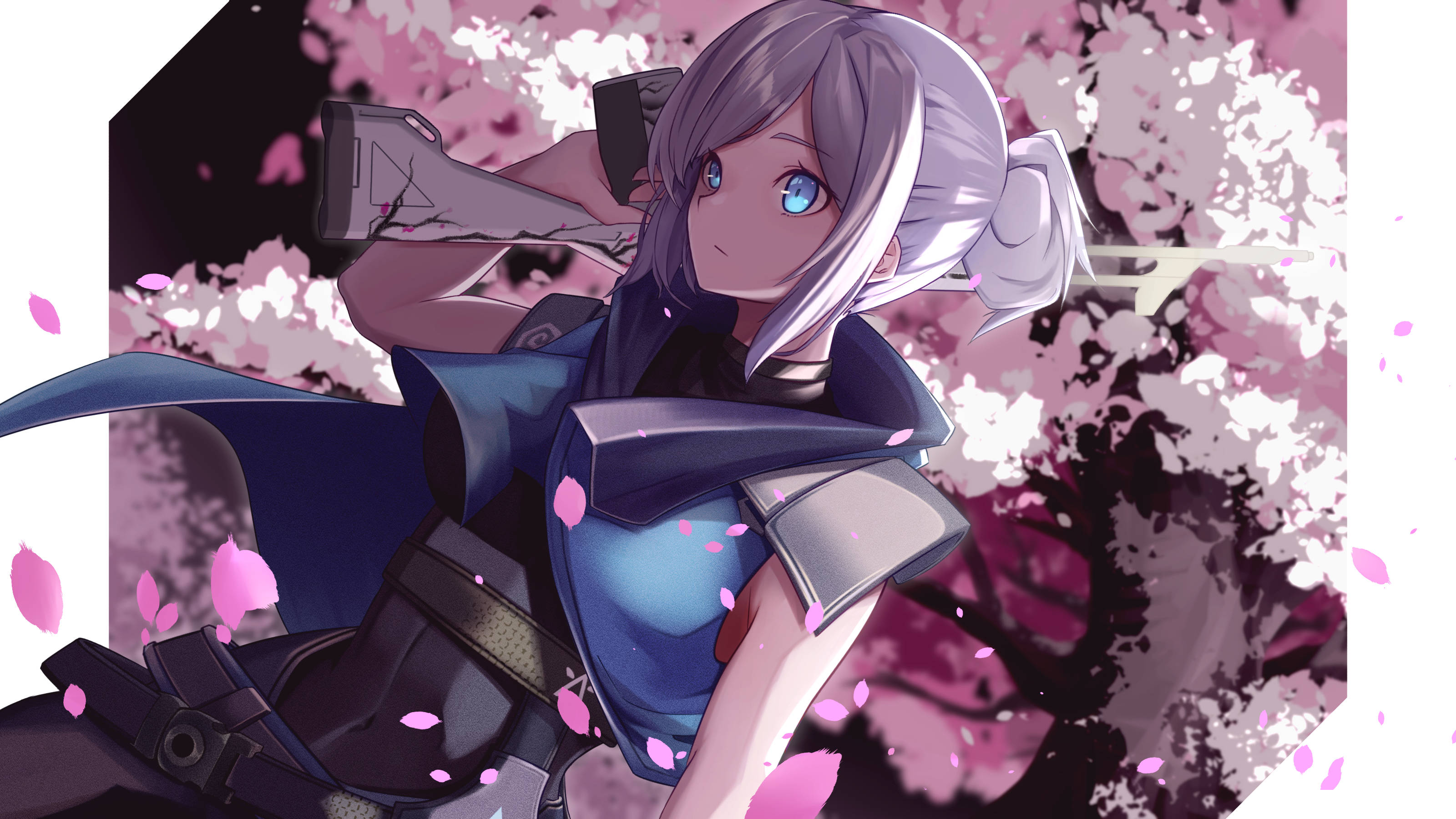 Valorant Jett 日式動漫風格藝術 壁紙 — 一位銀髮藍眼動漫少女在黑暗背景下，於飄落的粉紅櫻花花瓣中手持步槍。