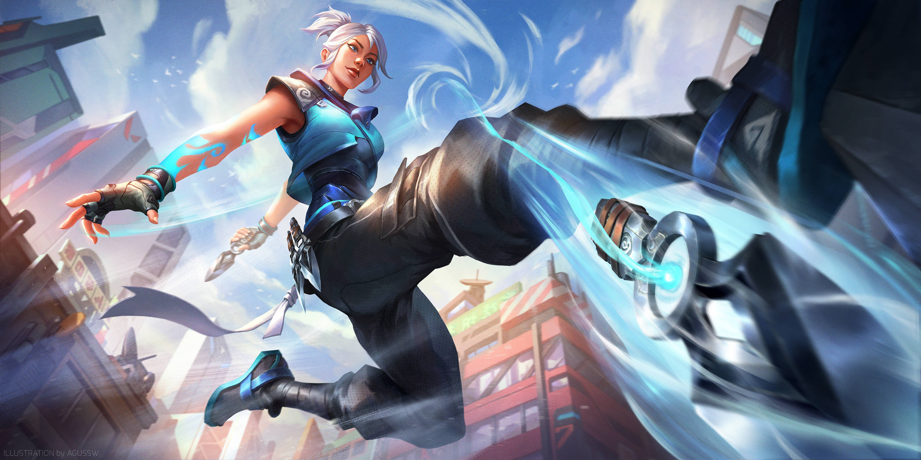 Valorant Jett 跳躍攻擊 壁紙 — 一位充滿動感的動漫風格女性戰士，銀色頭髮，手持發光的藍色能量武器，穿越未來城市景觀。